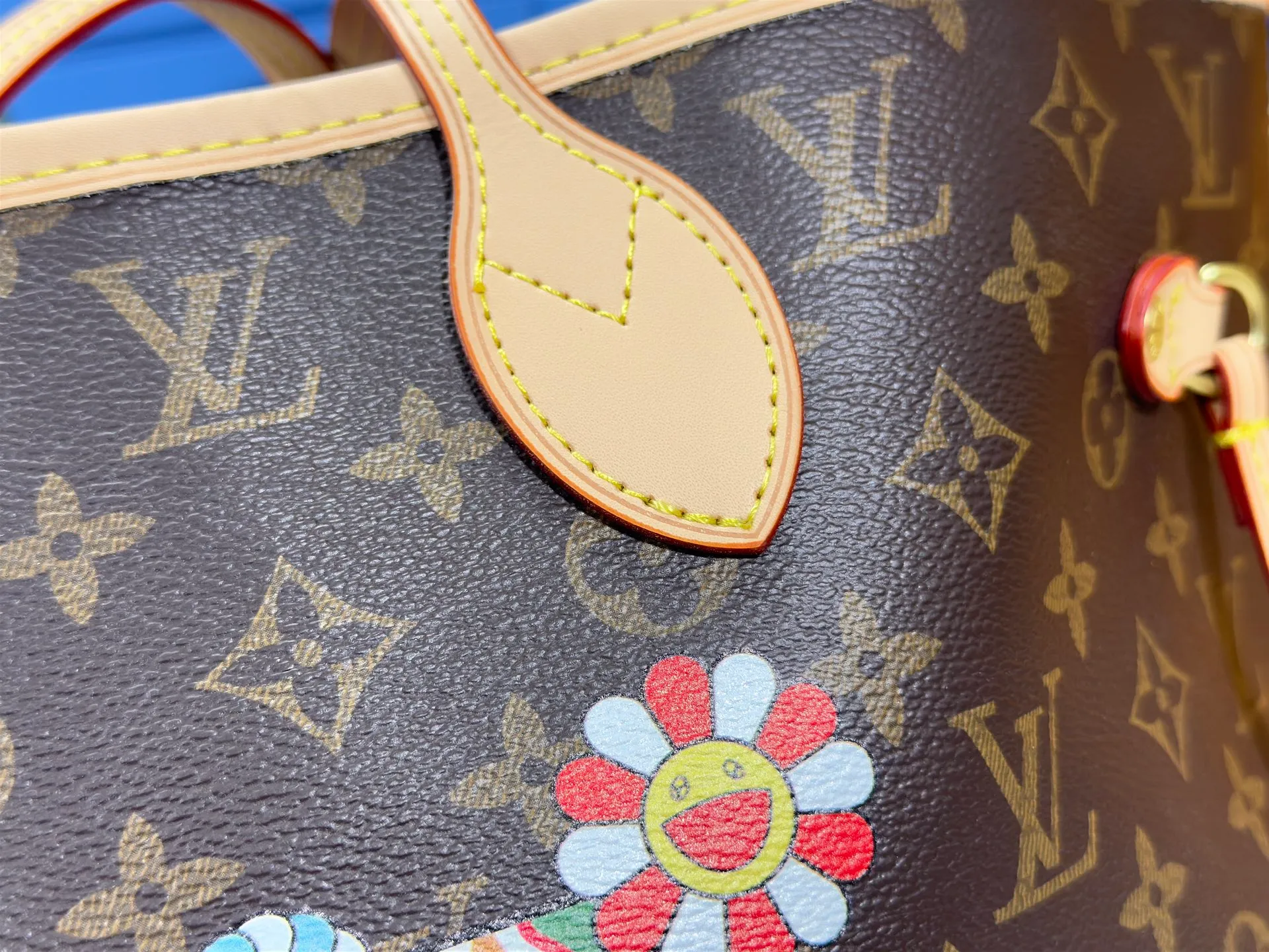 P260 Upgraded original M13675 M13271 M40995 This medium-sized Neverfull handbag is from the Louis Vuitton x Takashi Murakami reissue series. It uses Monogram canvas to create a spacious configuration, and then uses the smart Monogram floral pattern to interpret the artist's "ultra-flat" aesthetic style. Cowhide leather outlines the upper edge, handles and side straps, while the fabric lining incorporates colorful stripes. An interior zip pocket and a removable storage bag complete the functional design. Dimensions: 31.0 x 28.0 x 14.0 cm (length x height x width)