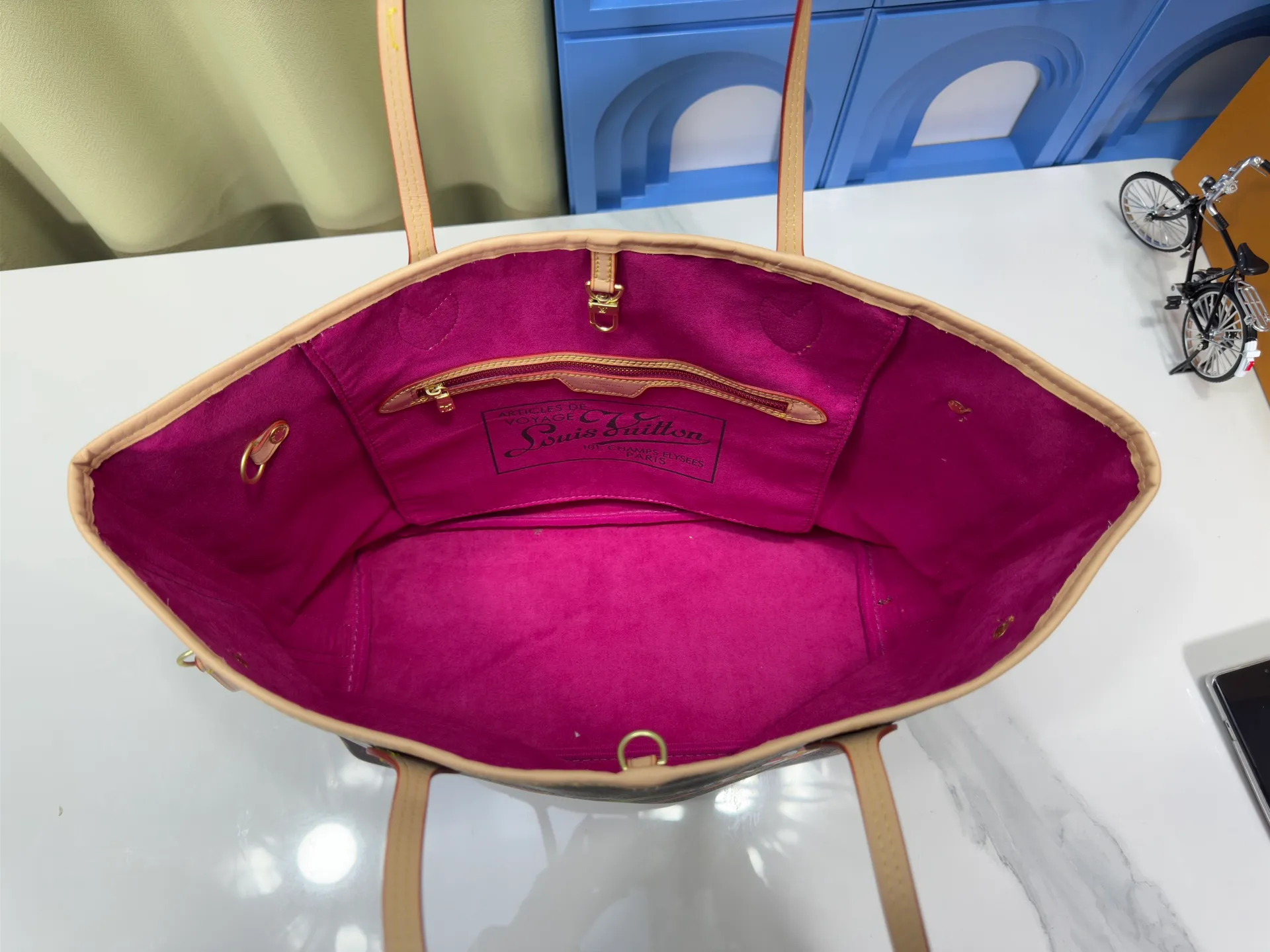 P260 Upgraded original M13675 M13271 M40995 This medium-sized Neverfull handbag is from the Louis Vuitton x Takashi Murakami reissue series. It uses Monogram canvas to create a spacious configuration, and then uses the smart Monogram floral pattern to interpret the artist's "ultra-flat" aesthetic style. Cowhide leather outlines the upper edge, handles and side straps, while the fabric lining incorporates colorful stripes. An interior zip pocket and a removable storage bag complete the functional design. Dimensions: 31.0 x 28.0 x 14.0 cm (length x height x width)