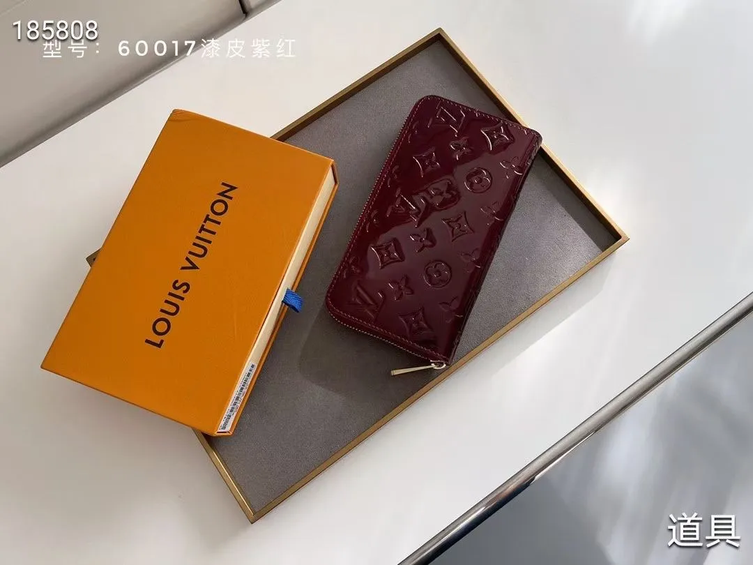 P140💰#Patent leather glossy embossed This classic LV Zippy zipper wallet is exquisite and soft, with spacious capacity and exquisite gold accessories, showing elegance in a low-key manner. Embossed calfskin with smooth leather trim, 8 credit card slots, zipped coin compartment, 3 large compartments for documents and passports, 2 flat pockets. Model: M60017 patent leather Size: 19x10 Coding: nn96/195175/59