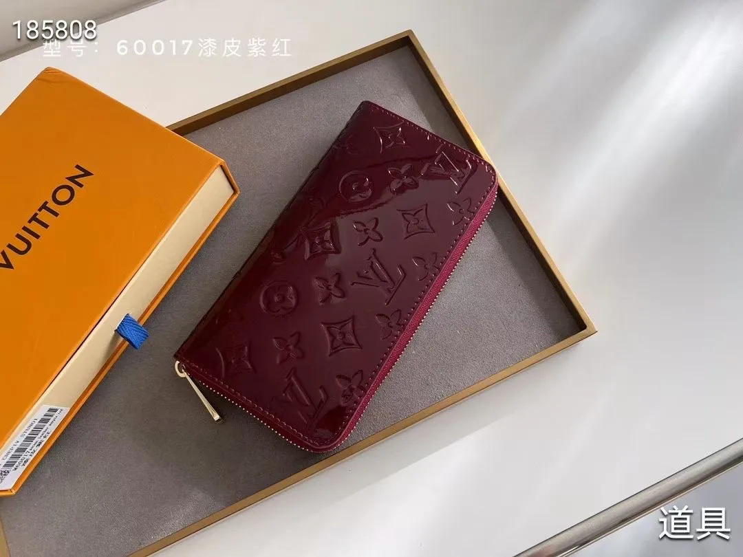 P140💰#Patent leather glossy embossed This classic LV Zippy zipper wallet is exquisite and soft, with spacious capacity and exquisite gold accessories, showing elegance in a low-key manner. Embossed calfskin with smooth leather trim, 8 credit card slots, zipped coin compartment, 3 large compartments for documents and passports, 2 flat pockets. Model: M60017 patent leather Size: 19x10 Coding: nn96/195175/59