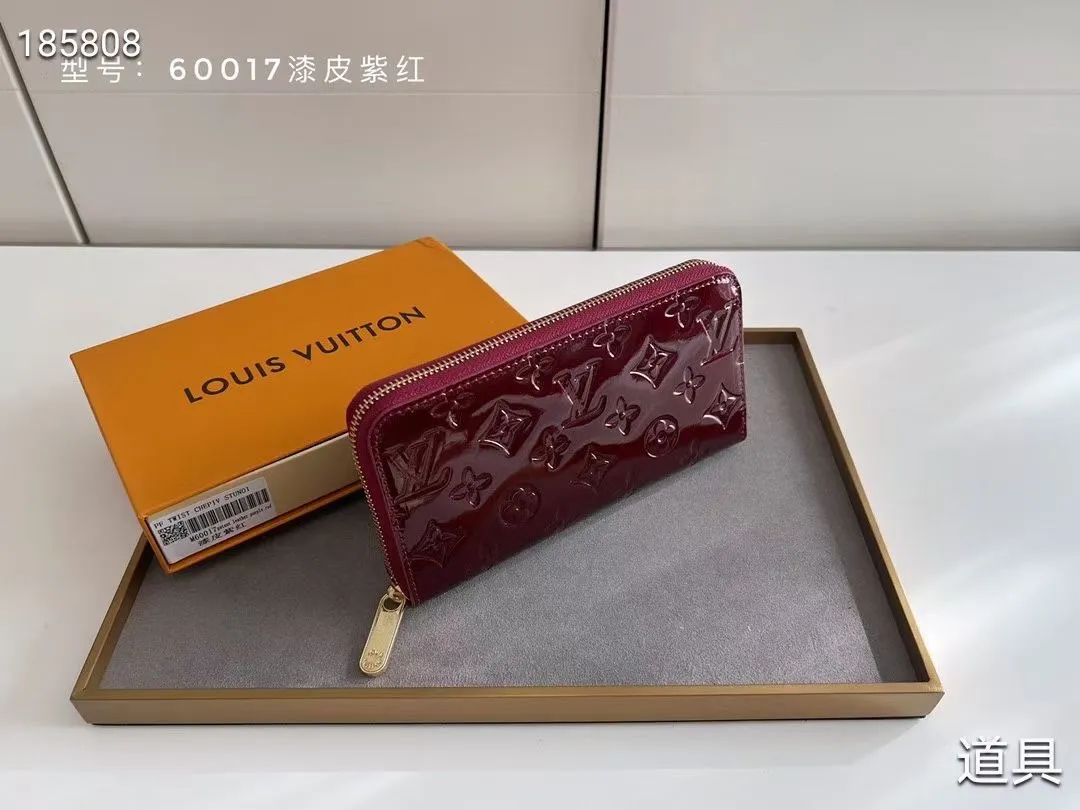P140💰#Patent leather glossy embossed This classic LV Zippy zipper wallet is exquisite and soft, with spacious capacity and exquisite gold accessories, showing elegance in a low-key manner. Embossed calfskin with smooth leather trim, 8 credit card slots, zipped coin compartment, 3 large compartments for documents and passports, 2 flat pockets. Model: M60017 patent leather Size: 19x10 Coding: nn96/195175/59