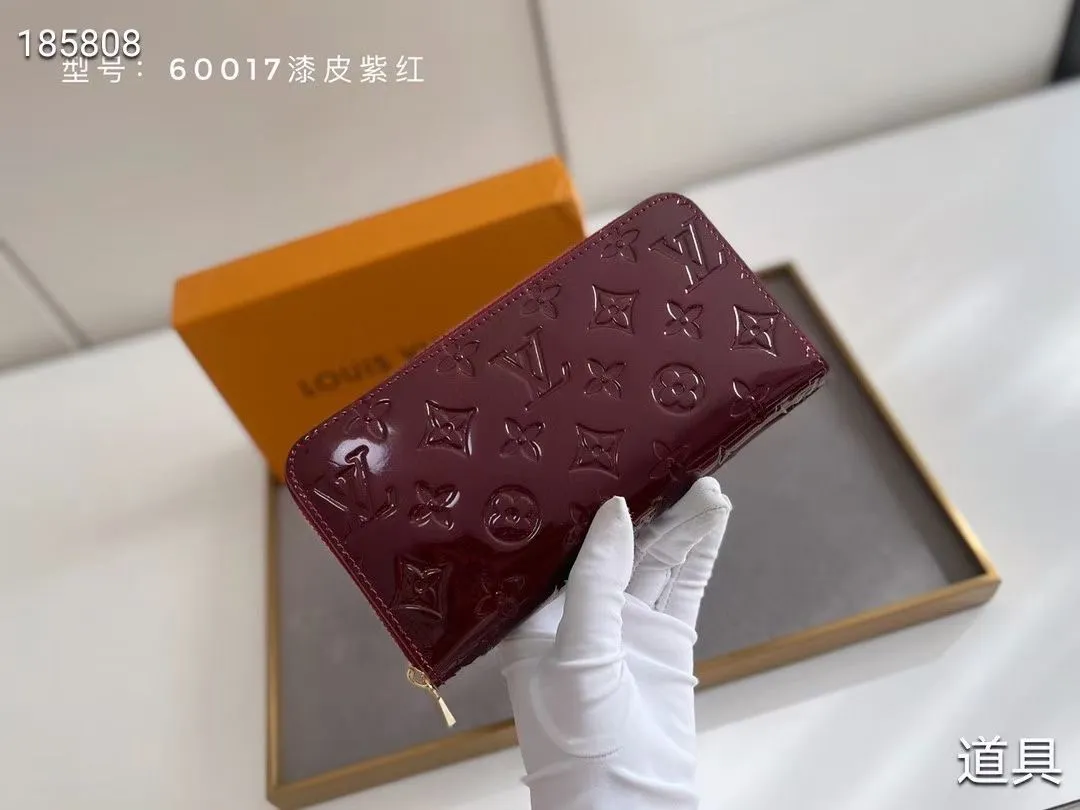 P140💰#Patent leather glossy embossed This classic LV Zippy zipper wallet is exquisite and soft, with spacious capacity and exquisite gold accessories, showing elegance in a low-key manner. Embossed calfskin with smooth leather trim, 8 credit card slots, zipped coin compartment, 3 large compartments for documents and passports, 2 flat pockets. Model: M60017 patent leather Size: 19x10 Coding: nn96/195175/59