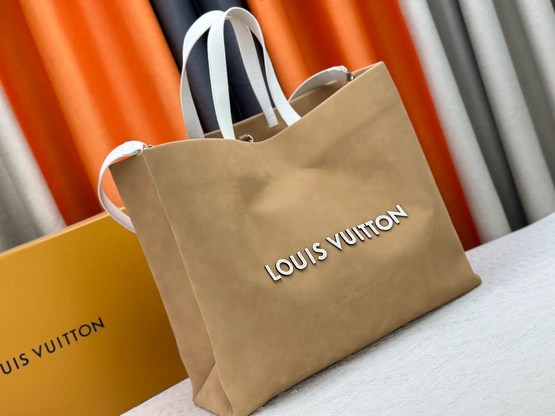 P320 M24457 Khaki Black Plaid Presbyopia Plaid Purple Grass Green Pink Black Orange Blue Green Gray Presbyopia Plaid Black Crocodile Pattern Orange Crocodile Pattern ✔️ This Shopper medium handbag draws inspiration from Louis Vuitton shopping bags, with the words Louis Vuitton and Maison Fondée En 1854 written on soft cow leather, with a top handle and a detachable shoulder strap. Dimensions: 42x34x16cm