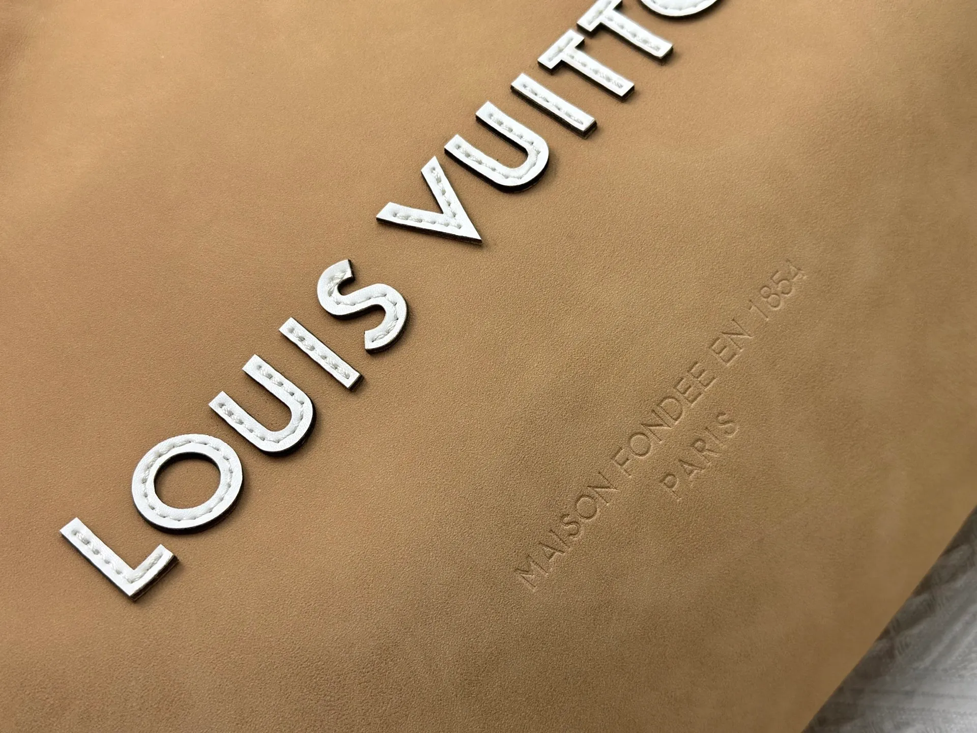 P320 M24457 Khaki Black Plaid Presbyopia Plaid Purple Grass Green Pink Black Orange Blue Green Gray Presbyopia Plaid Black Crocodile Pattern Orange Crocodile Pattern ✔️ This Shopper medium handbag draws inspiration from Louis Vuitton shopping bags, with the words Louis Vuitton and Maison Fondée En 1854 written on soft cow leather, with a top handle and a detachable shoulder strap. Dimensions: 42x34x16cm