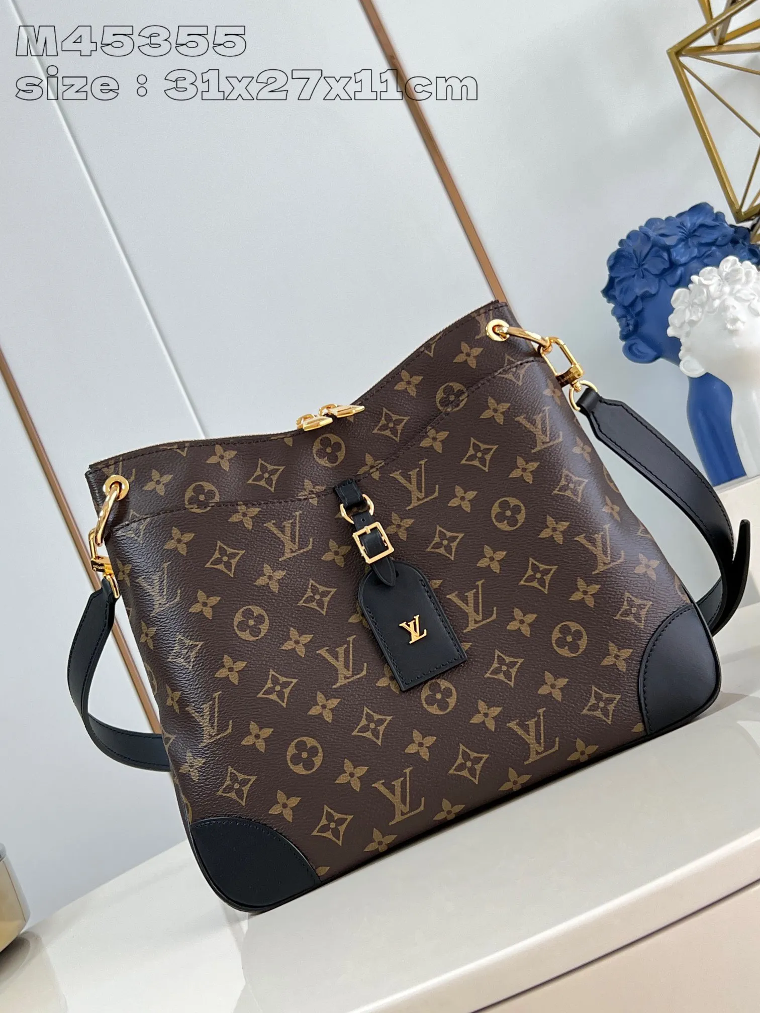💰860 Top Original [Exclusive Real Shot M45355 Black] Louis Vuitton launches the new Odeon small handbag in the autumn and winter of 2020, integrating elegant style and practical function. Monogram canvas is complemented by a zipper design to create ample interior space, and the leather nameplate and reinforced leather corners continue the brand heritage. Adjustable leather strap allows for comfortable shoulder or cross-body wear. 31x27x11cm