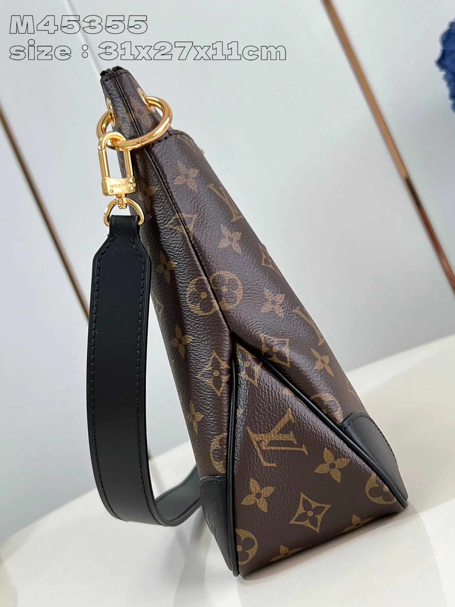 💰860 Top Original [Exclusive Real Shot M45355 Black] Louis Vuitton launches the new Odeon small handbag in the autumn and winter of 2020, integrating elegant style and practical function. Monogram canvas is complemented by a zipper design to create ample interior space, and the leather nameplate and reinforced leather corners continue the brand heritage. Adjustable leather strap allows for comfortable shoulder or cross-body wear. 31x27x11cm