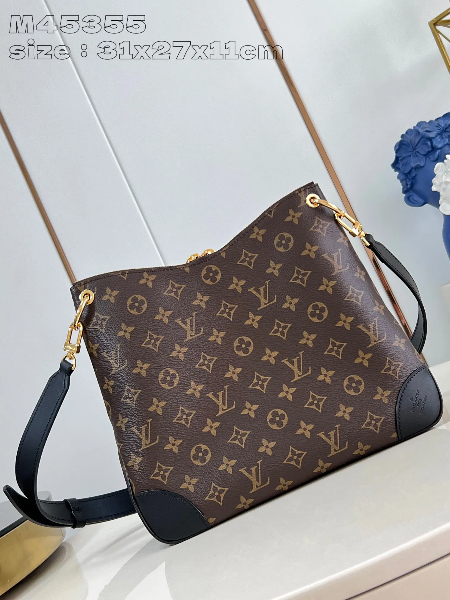 💰860 Top Original [Exclusive Real Shot M45355 Black] Louis Vuitton launches the new Odeon small handbag in the autumn and winter of 2020, integrating elegant style and practical function. Monogram canvas is complemented by a zipper design to create ample interior space, and the leather nameplate and reinforced leather corners continue the brand heritage. Adjustable leather strap allows for comfortable shoulder or cross-body wear. 31x27x11cm