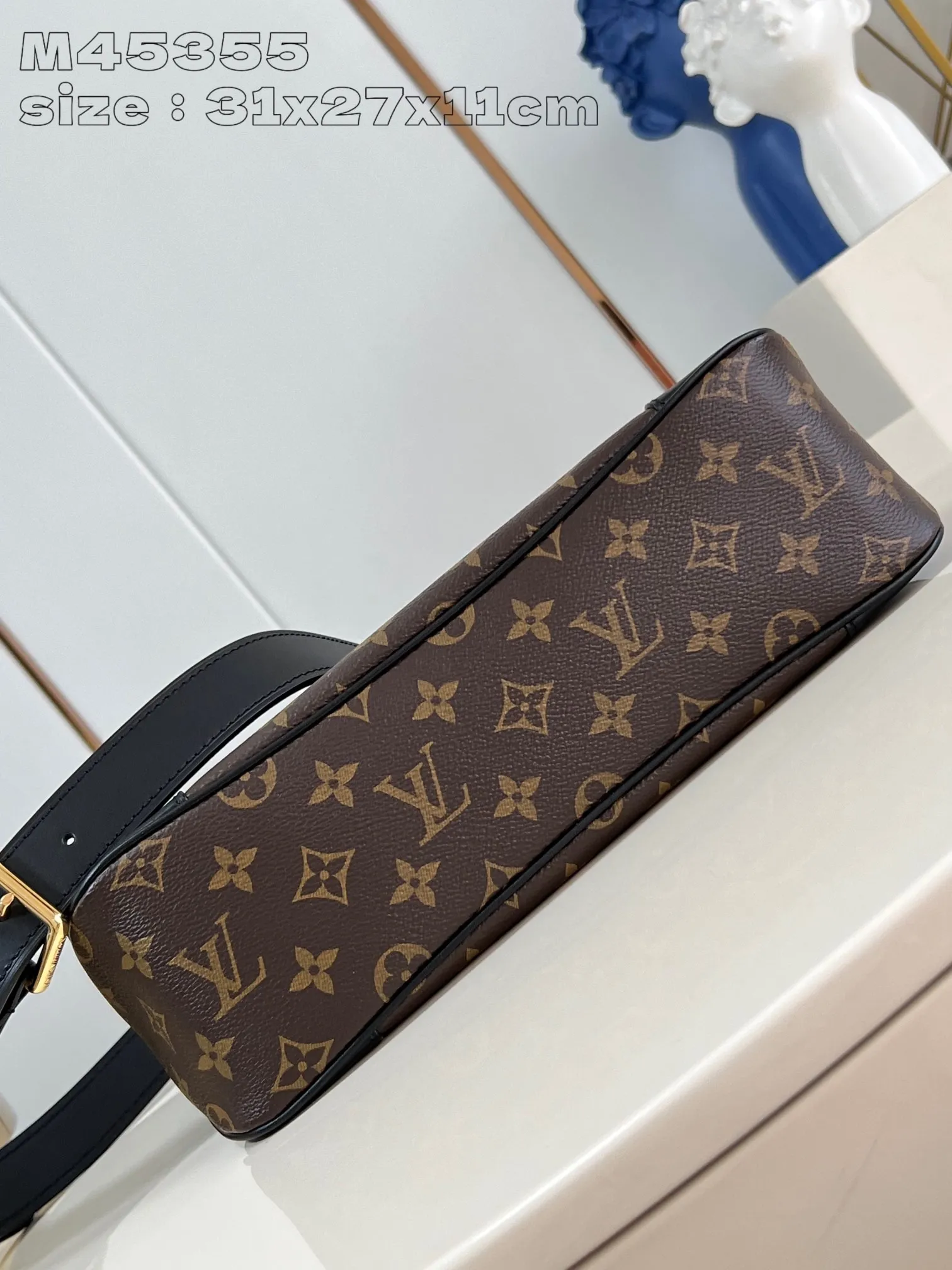 💰860 Top Original [Exclusive Real Shot M45355 Black] Louis Vuitton launches the new Odeon small handbag in the autumn and winter of 2020, integrating elegant style and practical function. Monogram canvas is complemented by a zipper design to create ample interior space, and the leather nameplate and reinforced leather corners continue the brand heritage. Adjustable leather strap allows for comfortable shoulder or cross-body wear. 31x27x11cm