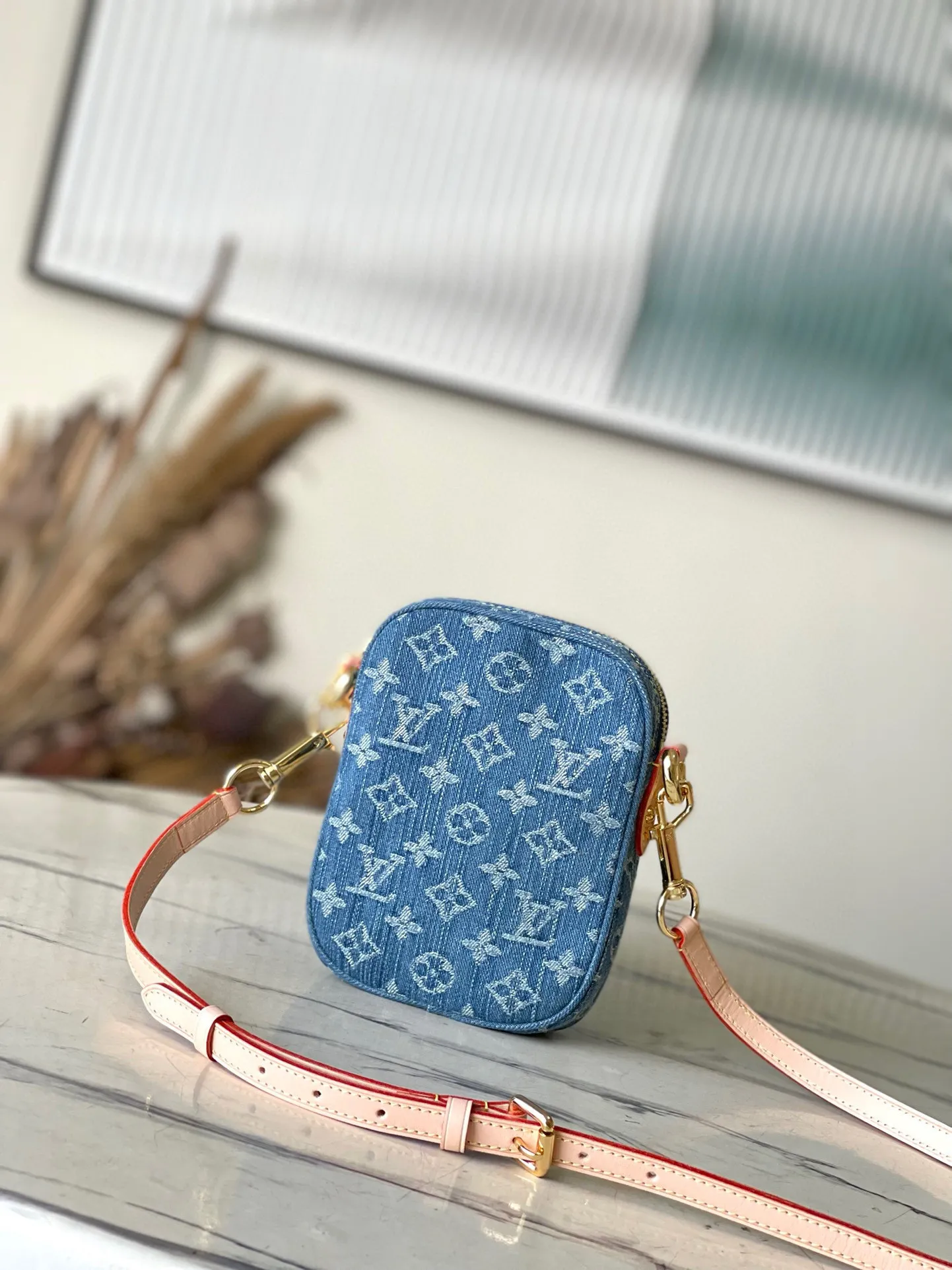 💰900 Top Original M82948 Fairfax Pochette is made of stone washed Monogram denim and comes with a removable natural leather shoulder strap. In addition to the main zippered compartment, there is a small pocket on the front that can be closed with House's eye-catching folding lock. The Fairfax Pochette has just enough space to hold an iPhone, a card holder, lipstick and keys. 14 x 18 x 2.7cm
