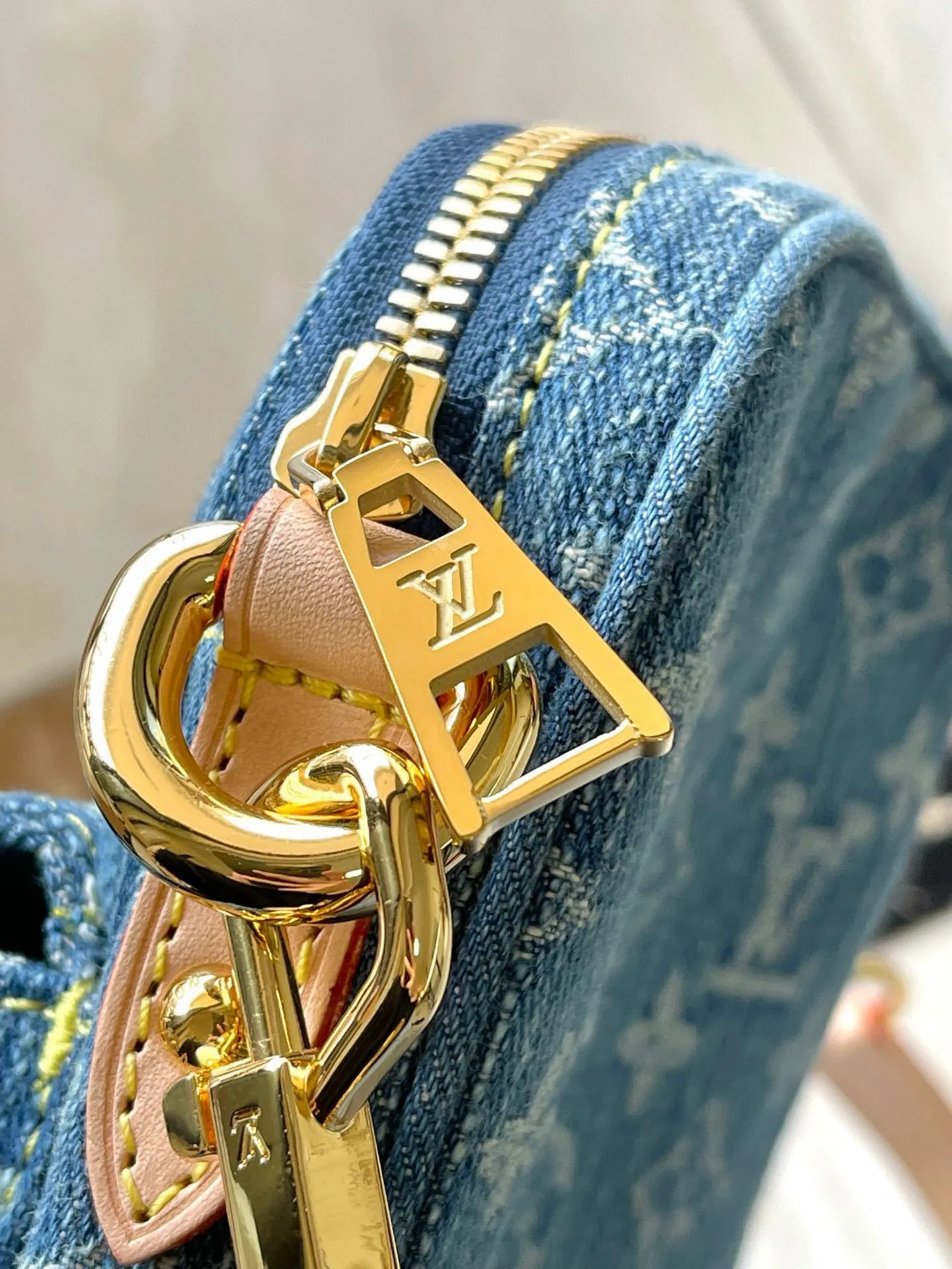 💰900 Top Original M82948 Fairfax Pochette is made of stone washed Monogram denim and comes with a removable natural leather shoulder strap. In addition to the main zippered compartment, there is a small pocket on the front that can be closed with House's eye-catching folding lock. The Fairfax Pochette has just enough space to hold an iPhone, a card holder, lipstick and keys. 14 x 18 x 2.7cm