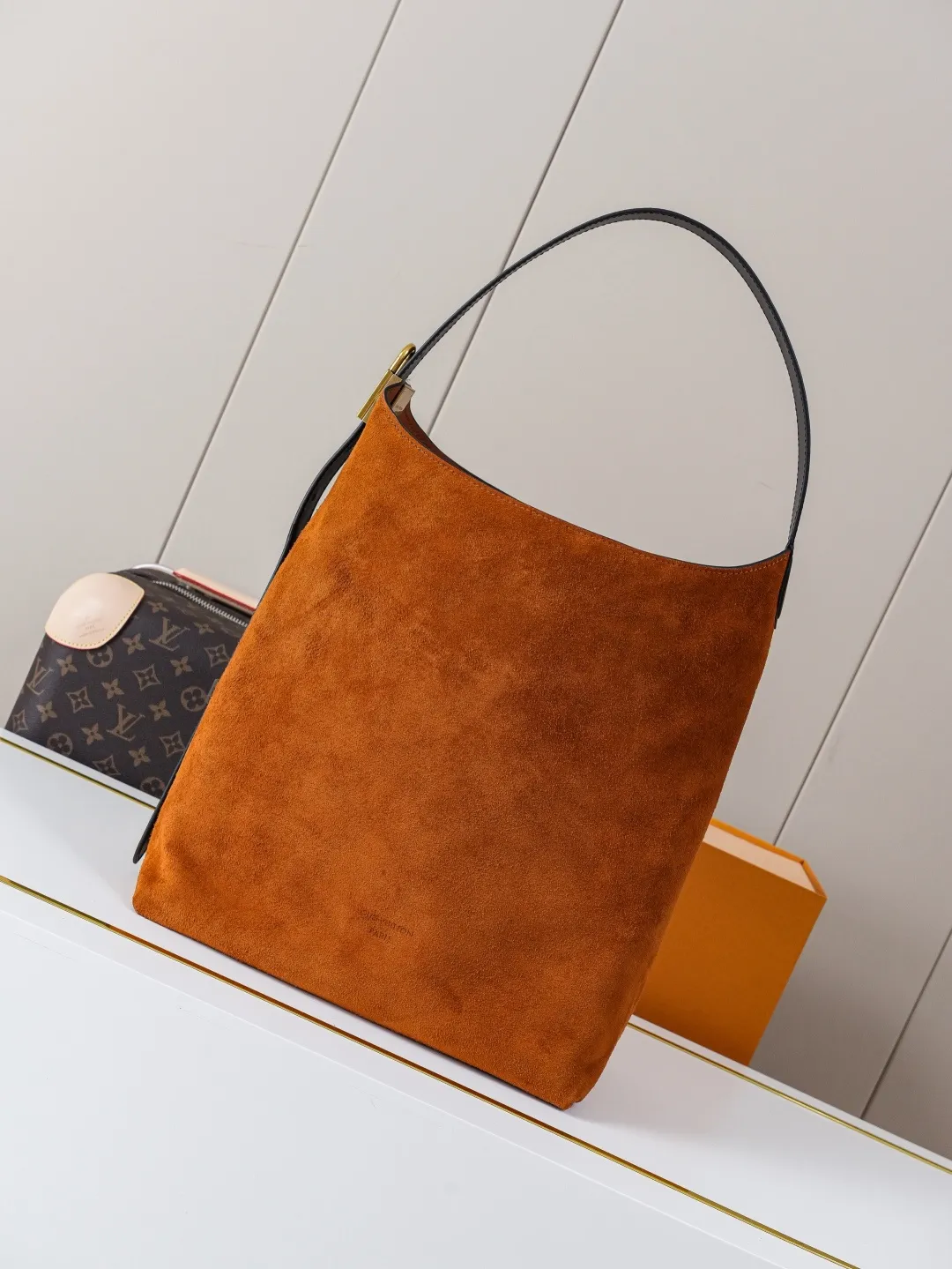 💰1100 Top-quality original item M25516 brown Top-level original item [Exclusive background shot] This medium-sized Hobo handbag is made of smooth suede cow leather, and the brand's neat structure recalls the bohemian aesthetics of the 1970s. The leather trim and distressed metal padlock upgrade the style, and the inner pocket and removable Monogram storage bag make it easy to carry daily small items. 31 x 35 x 18 (cm) ((Length x Height x Width)) Suede calfskin Calfskin trim Calfskin lining Distressed metal hardware Hook closure Interior patch pocket Removable Monogram zip pocket Holds small tablet, smartphone, Zippy wallet, books, keys and lipstick Shoulder strap: non-detachable, adjustable Strap half-length: 16.0 cm Half-length strap adjustable to: 39.0 cm