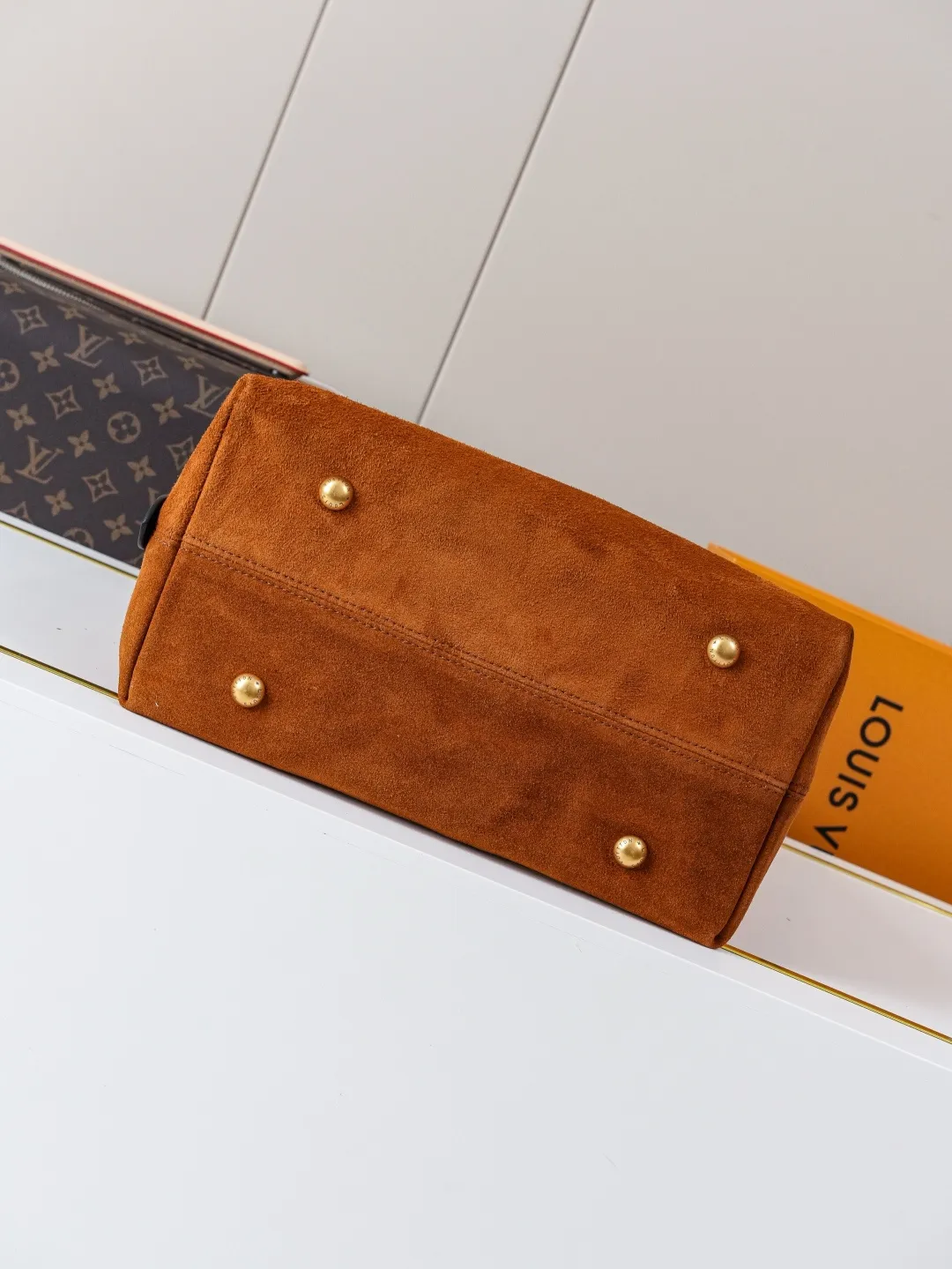 💰1100 Top-quality original item M25516 brown Top-level original item [Exclusive background shot] This medium-sized Hobo handbag is made of smooth suede cow leather, and the brand's neat structure recalls the bohemian aesthetics of the 1970s. The leather trim and distressed metal padlock upgrade the style, and the inner pocket and removable Monogram storage bag make it easy to carry daily small items. 31 x 35 x 18 (cm) ((Length x Height x Width)) Suede calfskin Calfskin trim Calfskin lining Distressed metal hardware Hook closure Interior patch pocket Removable Monogram zip pocket Holds small tablet, smartphone, Zippy wallet, books, keys and lipstick Shoulder strap: non-detachable, adjustable Strap half-length: 16.0 cm Half-length strap adjustable to: 39.0 cm