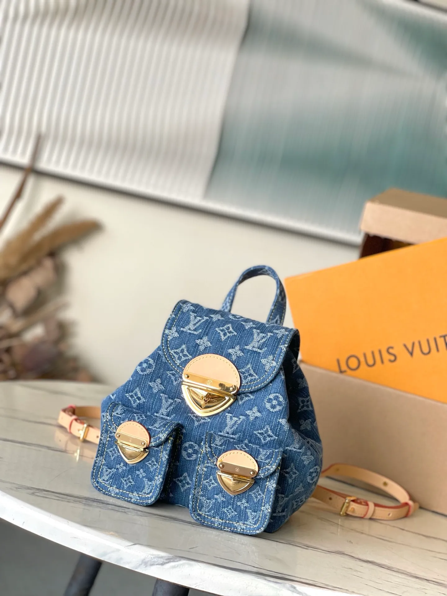 💰1140 The top original M46836 Venice backpack is really amazing! ! ! Of course, the newly launched denim series is indispensable for such a cute little backpack, Venice. It is made of Monogram Denim canvas and has eye-catching buckles to open the flap and front cover. The compact structure contains ample space and can easily accommodate daily necessities such as iPhone 14pro max Djh keys, wallet and sunglasses. The denim presbyopia is good-looking and durable, classic and retro, and the shoulder straps free up your hands ~ a perfect tool for lazy people! The most important thing is that it looks great no matter how you carry it! Dimensions: 20 × 20 × 11 cm