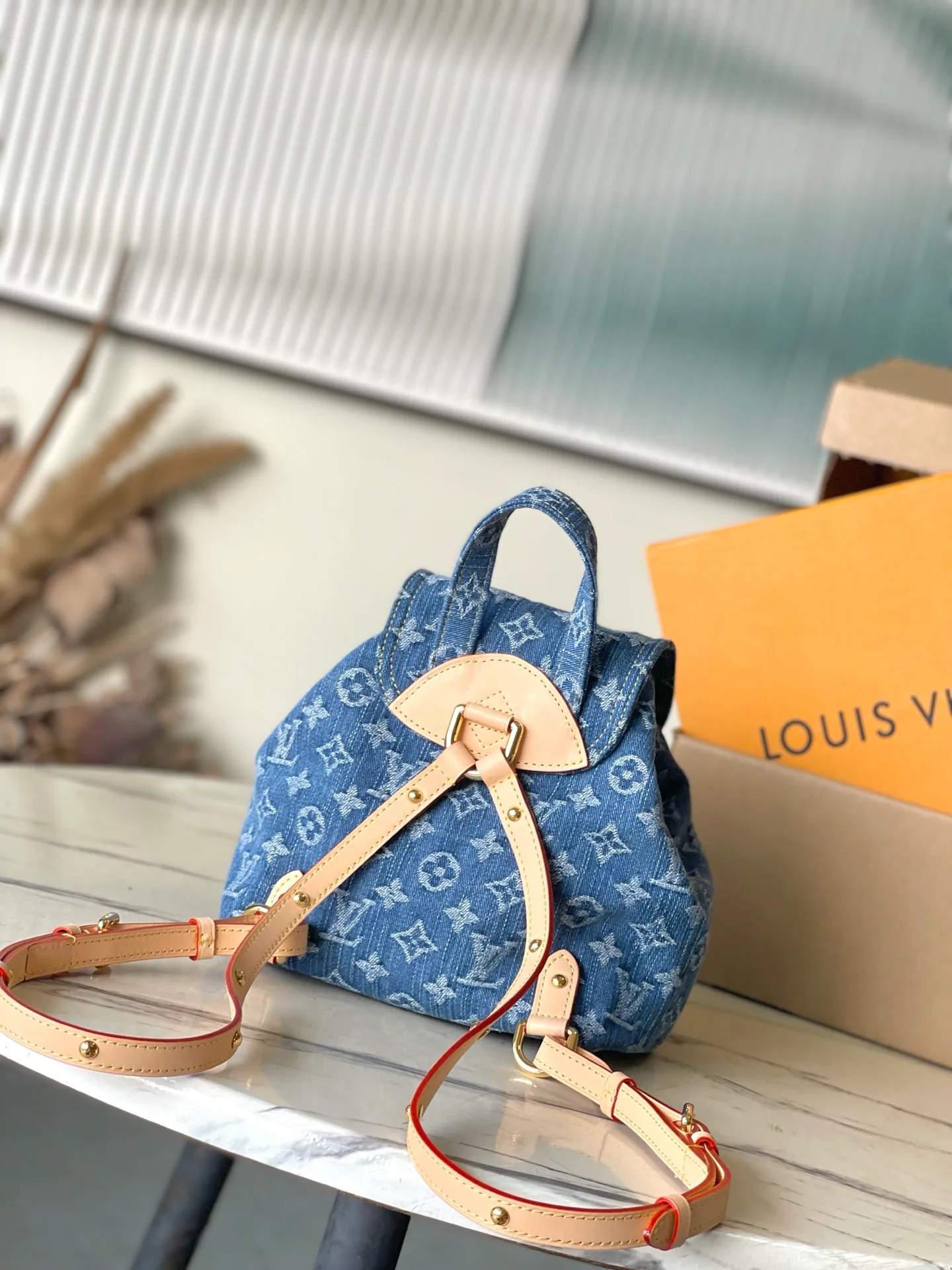 💰1140 The top original M46836 Venice backpack is really amazing! ! ! Of course, the newly launched denim series is indispensable for such a cute little backpack, Venice. It is made of Monogram Denim canvas and has eye-catching buckles to open the flap and front cover. The compact structure contains ample space and can easily accommodate daily necessities such as iPhone 14pro max Djh keys, wallet and sunglasses. The denim presbyopia is good-looking and durable, classic and retro, and the shoulder straps free up your hands ~ a perfect tool for lazy people! The most important thing is that it looks great no matter how you carry it! Dimensions: 20 × 20 × 11 cm