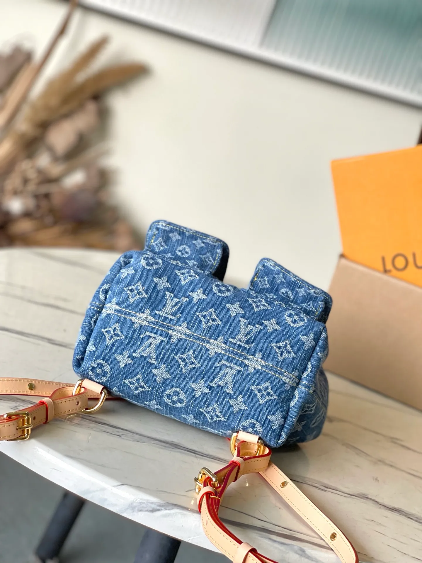 💰1140 The top original M46836 Venice backpack is really amazing! ! ! Of course, the newly launched denim series is indispensable for such a cute little backpack, Venice. It is made of Monogram Denim canvas and has eye-catching buckles to open the flap and front cover. The compact structure contains ample space and can easily accommodate daily necessities such as iPhone 14pro max Djh keys, wallet and sunglasses. The denim presbyopia is good-looking and durable, classic and retro, and the shoulder straps free up your hands ~ a perfect tool for lazy people! The most important thing is that it looks great no matter how you carry it! Dimensions: 20 × 20 × 11 cm