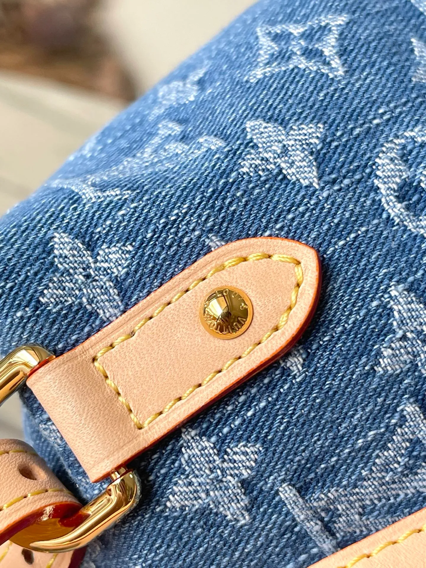 💰1140 The top original M46836 Venice backpack is really amazing! ! ! Of course, the newly launched denim series is indispensable for such a cute little backpack, Venice. It is made of Monogram Denim canvas and has eye-catching buckles to open the flap and front cover. The compact structure contains ample space and can easily accommodate daily necessities such as iPhone 14pro max Djh keys, wallet and sunglasses. The denim presbyopia is good-looking and durable, classic and retro, and the shoulder straps free up your hands ~ a perfect tool for lazy people! The most important thing is that it looks great no matter how you carry it! Dimensions: 20 × 20 × 11 cm