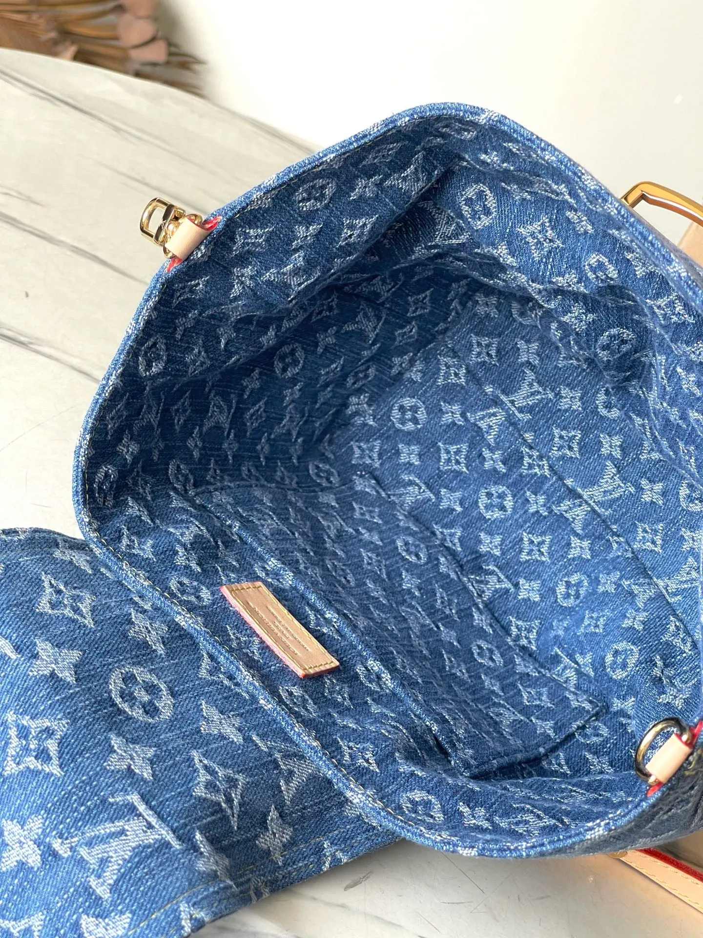 💰1140 The top original M46836 Venice backpack is really amazing! ! ! Of course, the newly launched denim series is indispensable for such a cute little backpack, Venice. It is made of Monogram Denim canvas and has eye-catching buckles to open the flap and front cover. The compact structure contains ample space and can easily accommodate daily necessities such as iPhone 14pro max Djh keys, wallet and sunglasses. The denim presbyopia is good-looking and durable, classic and retro, and the shoulder straps free up your hands ~ a perfect tool for lazy people! The most important thing is that it looks great no matter how you carry it! Dimensions: 20 × 20 × 11 cm