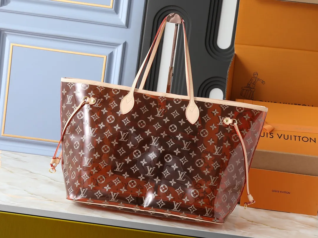 💰280💰Upgraded from the original M14491 M14490 M40990 This Neverfull large tote bag is made of soft Monogram canvas with cow leather trim, and is lined with colorful fabrics in a spacious configuration. The straps on both sides can be tightened or stretched to create a different style. The slim handle makes it easy to carry over the shoulder or elbow, and the removable zipper bag can be used as a clutch or pocket. Dimensions: 39 x 32 x 19 cm (length x height x width)