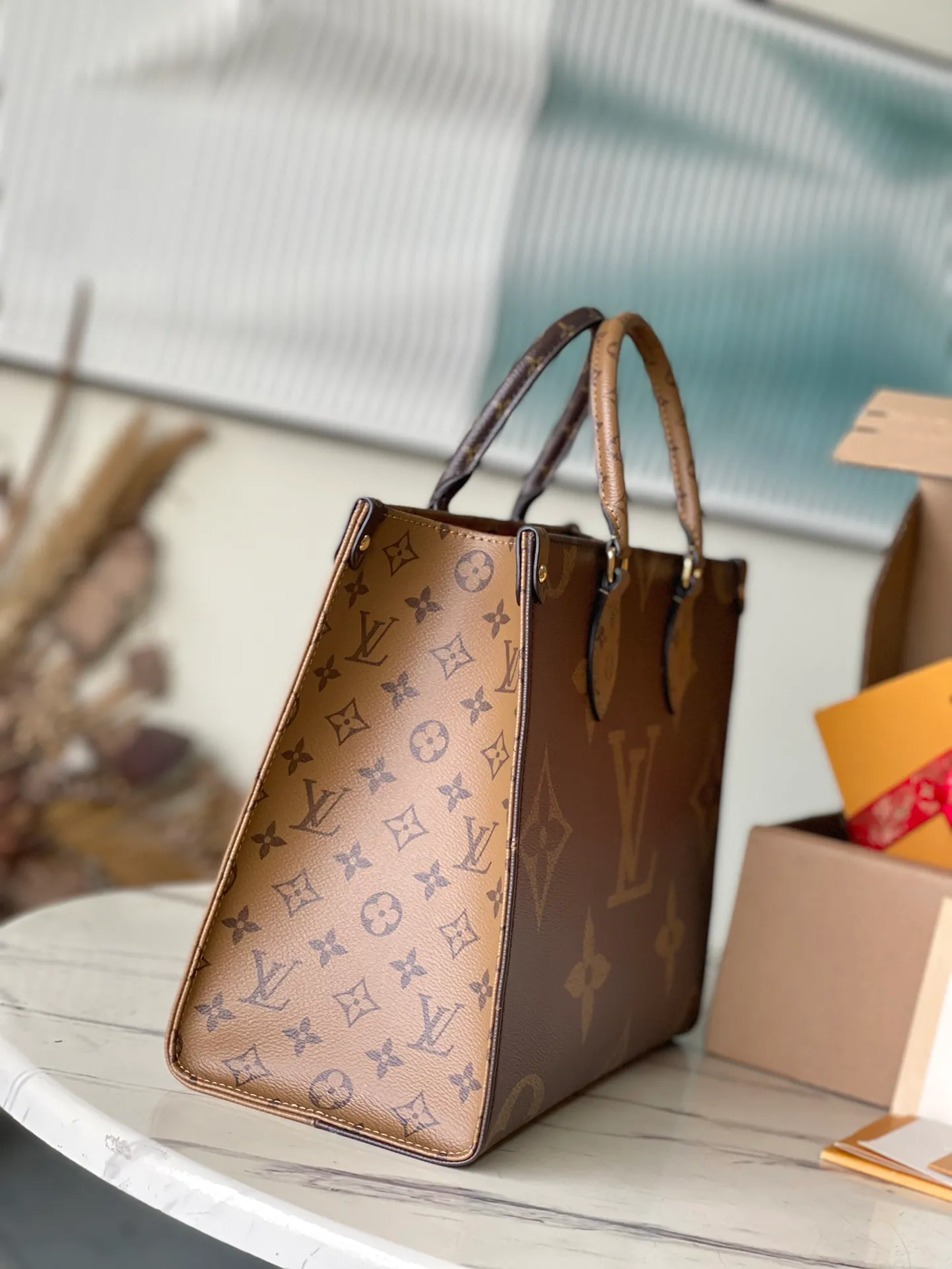 💰760 Top original order (flower shoulder strap) M45039 presbyopia. Supports counter inspection. The photo taken of duty-free goods is consistent with the product and has not been unpacked. This product is an exclusive duty-free product in the market and is the highest-end product. Inspection is supported. This product has passed strict inspection and is flawless. Please wear gloves when touching the product. This product is not returnable or exchangeable. Please confirm the product first and then remove the label on the handle. This product is temporarily not open to the public, only regular customers, and is in short supply. Dimensions: 35 x 27 x 14 cm