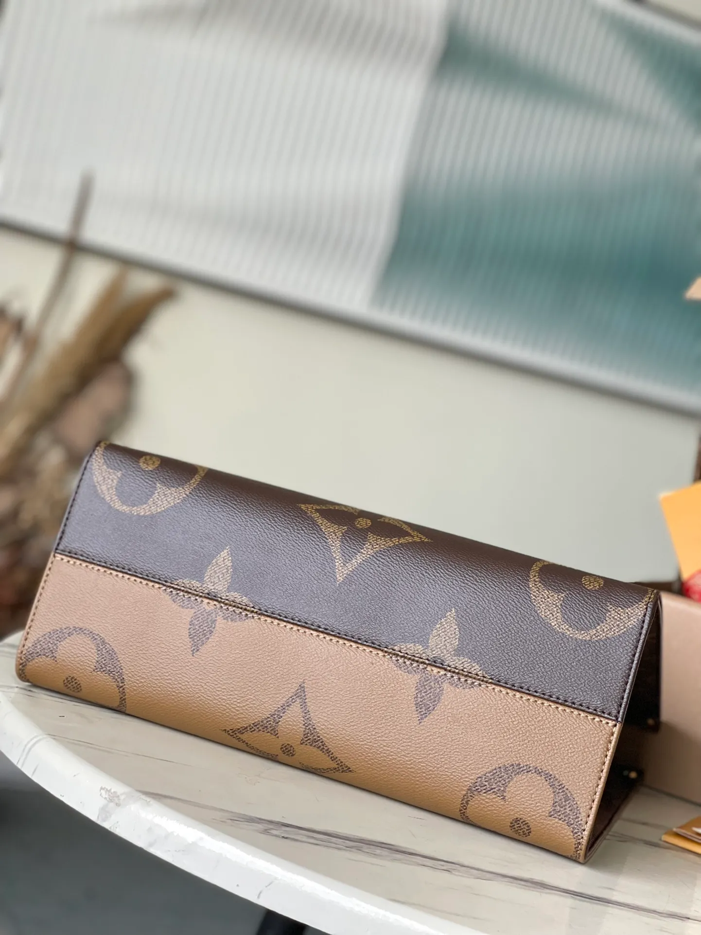 💰760 Top original order (flower shoulder strap) M45039 presbyopia. Supports counter inspection. The photo taken of duty-free goods is consistent with the product and has not been unpacked. This product is an exclusive duty-free product in the market and is the highest-end product. Inspection is supported. This product has passed strict inspection and is flawless. Please wear gloves when touching the product. This product is not returnable or exchangeable. Please confirm the product first and then remove the label on the handle. This product is temporarily not open to the public, only regular customers, and is in short supply. Dimensions: 35 x 27 x 14 cm