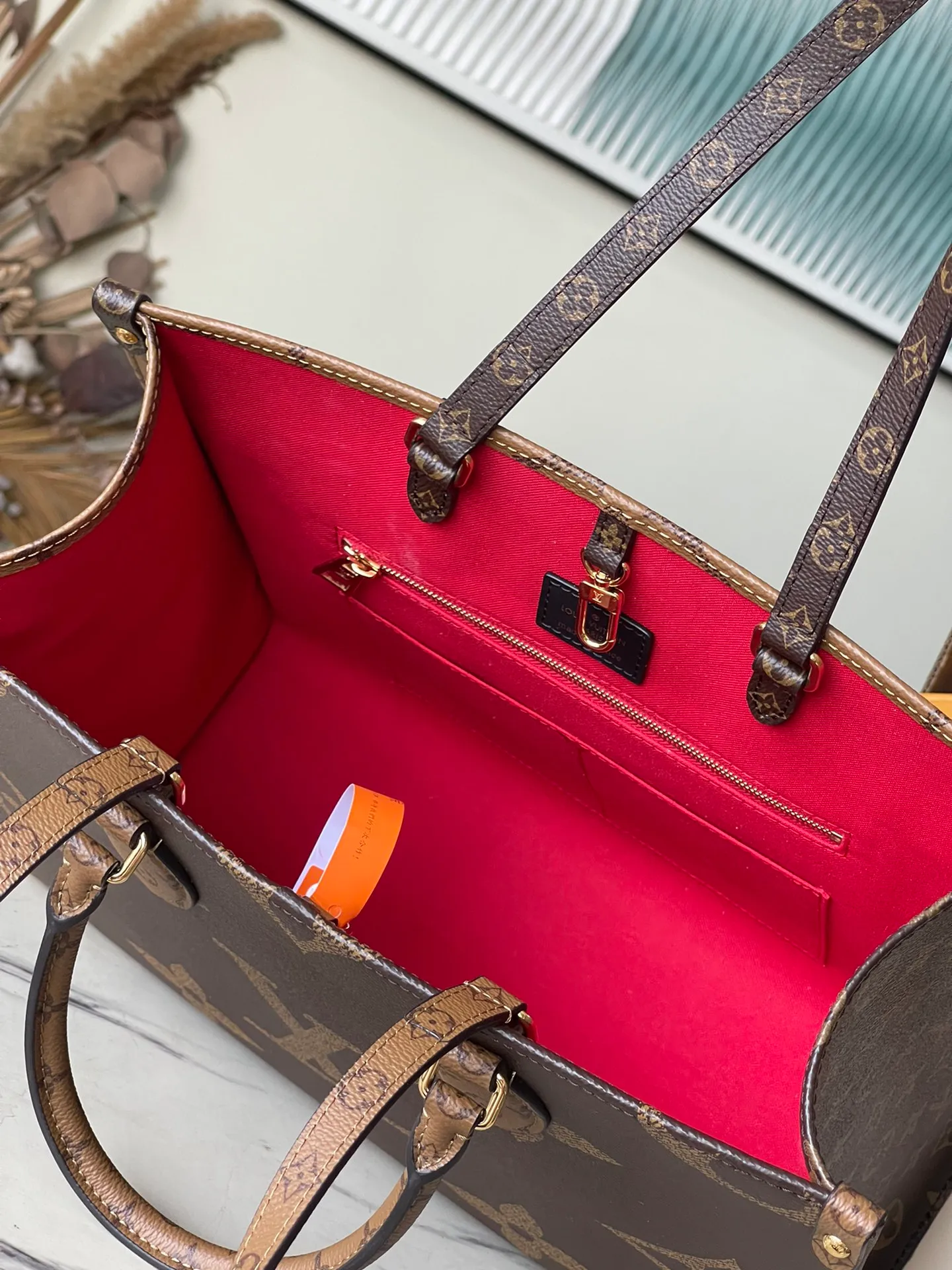 💰760 Top original order (flower shoulder strap) M45039 presbyopia. Supports counter inspection. The photo taken of duty-free goods is consistent with the product and has not been unpacked. This product is an exclusive duty-free product in the market and is the highest-end product. Inspection is supported. This product has passed strict inspection and is flawless. Please wear gloves when touching the product. This product is not returnable or exchangeable. Please confirm the product first and then remove the label on the handle. This product is temporarily not open to the public, only regular customers, and is in short supply. Dimensions: 35 x 27 x 14 cm