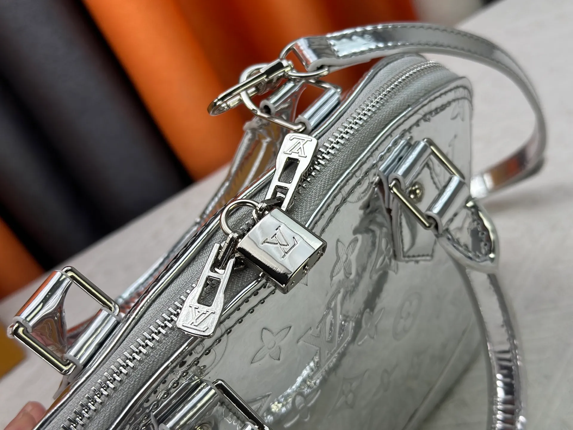 P300 M11835 M53151 M53152 The Alma medium handbag of the LVSki series draws inspiration from the Louis Vuitton archive hard box, rendering a new Monogram Miroir effect on the Monogram embossed coated canvas, highlighting the concept of retro futurism. Spacious interior patch pockets ensure organized storage. Size: 23.5x17.5x11.5cm