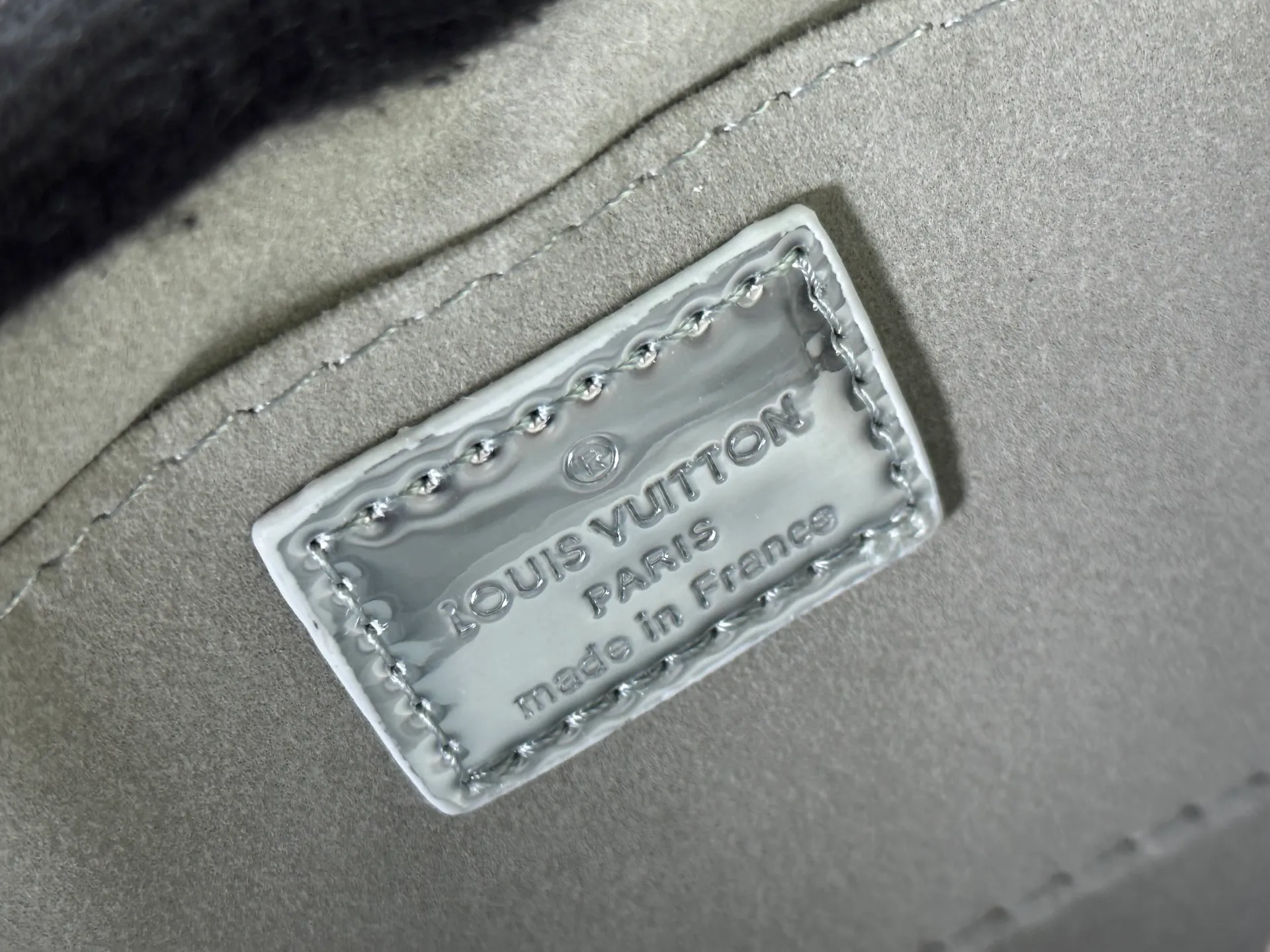 P300 M11835 M53151 M53152 The Alma medium handbag of the LVSki series draws inspiration from the Louis Vuitton archive hard box, rendering a new Monogram Miroir effect on the Monogram embossed coated canvas, highlighting the concept of retro futurism. Spacious interior patch pockets ensure organized storage. Size: 23.5x17.5x11.5cm