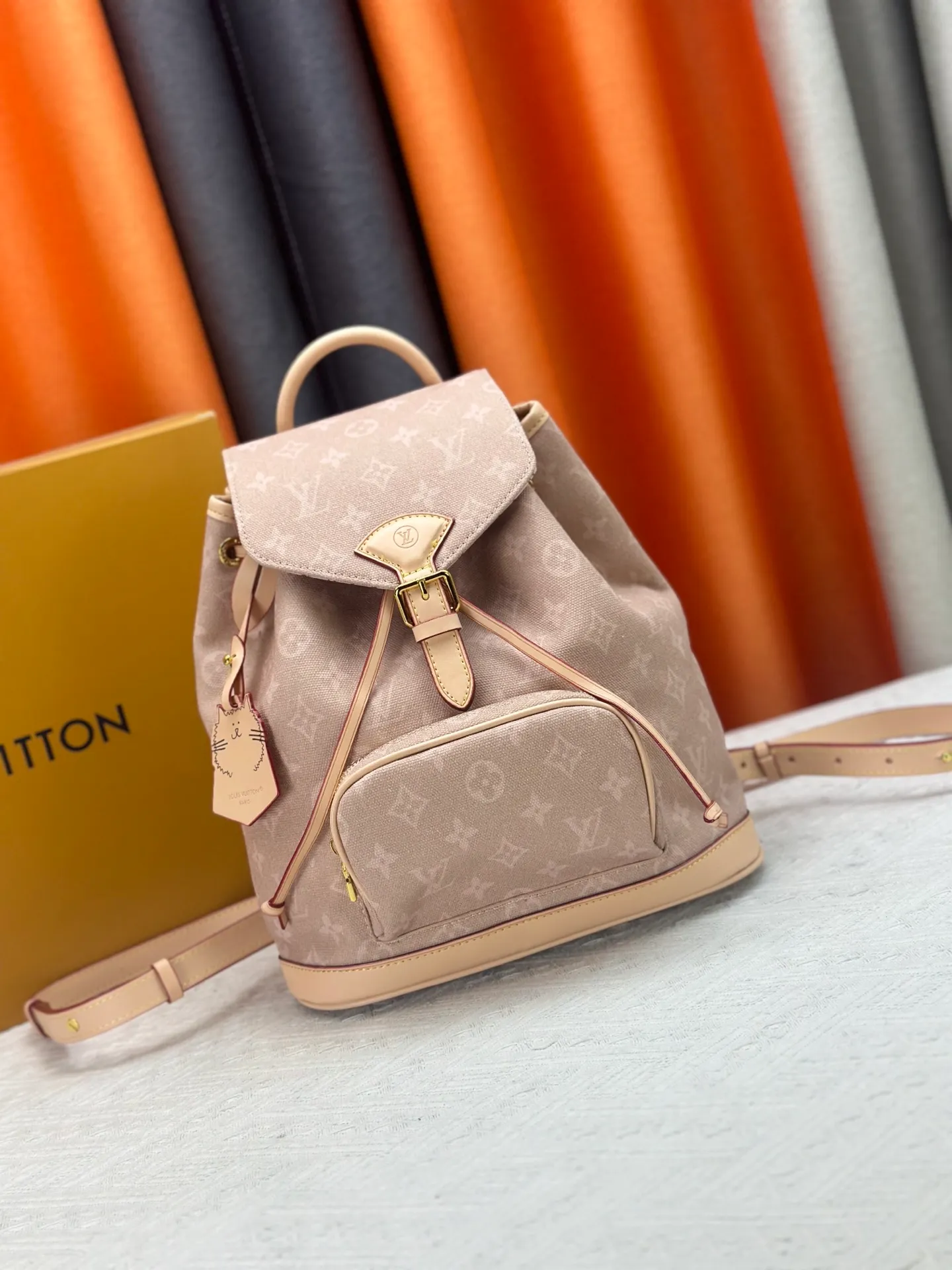 P300 M15135 This small Montsouris backpack is from the LV Travels With collection, focusing on the playful Meowgram pattern designed by fashion icon and artist Grace Coddington to highlight her love for cats. The canvas body is paired with a detachable cat-shaped key bag, which has ample space to store daily necessities and comes with a short wallet. Dimensions: 30 x 18 x 28 cm (height x width x length)