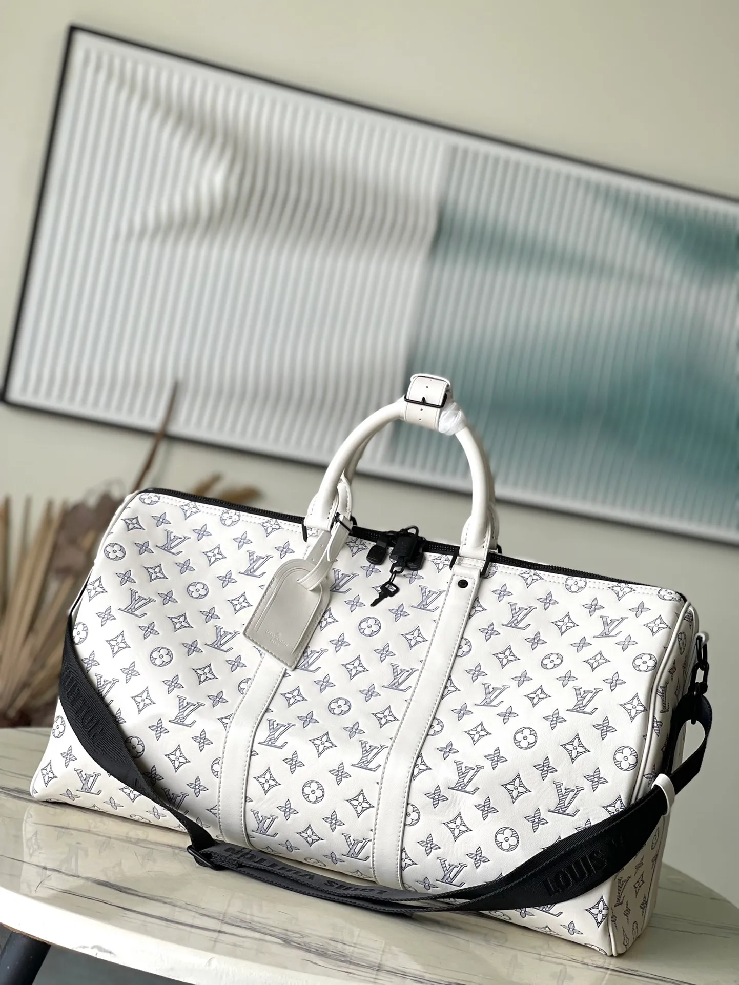 💰1460 (top layer leather) top original order M24954 This Keepall Bandouliere50 travel bag is made of soft Monogram Shadow cow leather, and has been embossed and printed with the Monogram pattern to create a rich visual hierarchy and vitality. The size of your carry-on luggage hides plenty of space. Dimensions: 50 × 29 × 23 cm