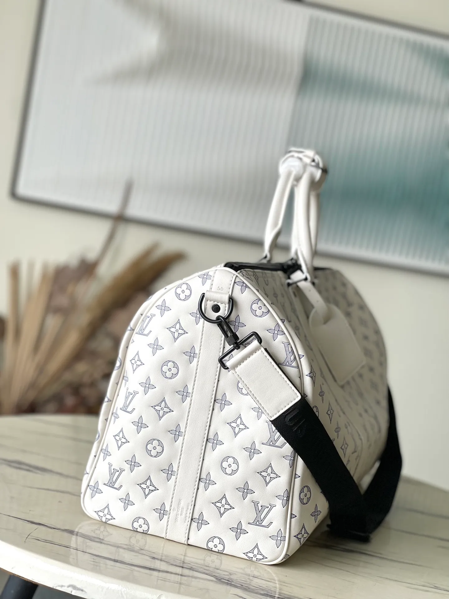 💰1460 (top layer leather) top original order M24954 This Keepall Bandouliere50 travel bag is made of soft Monogram Shadow cow leather, and has been embossed and printed with the Monogram pattern to create a rich visual hierarchy and vitality. The size of your carry-on luggage hides plenty of space. Dimensions: 50 × 29 × 23 cm