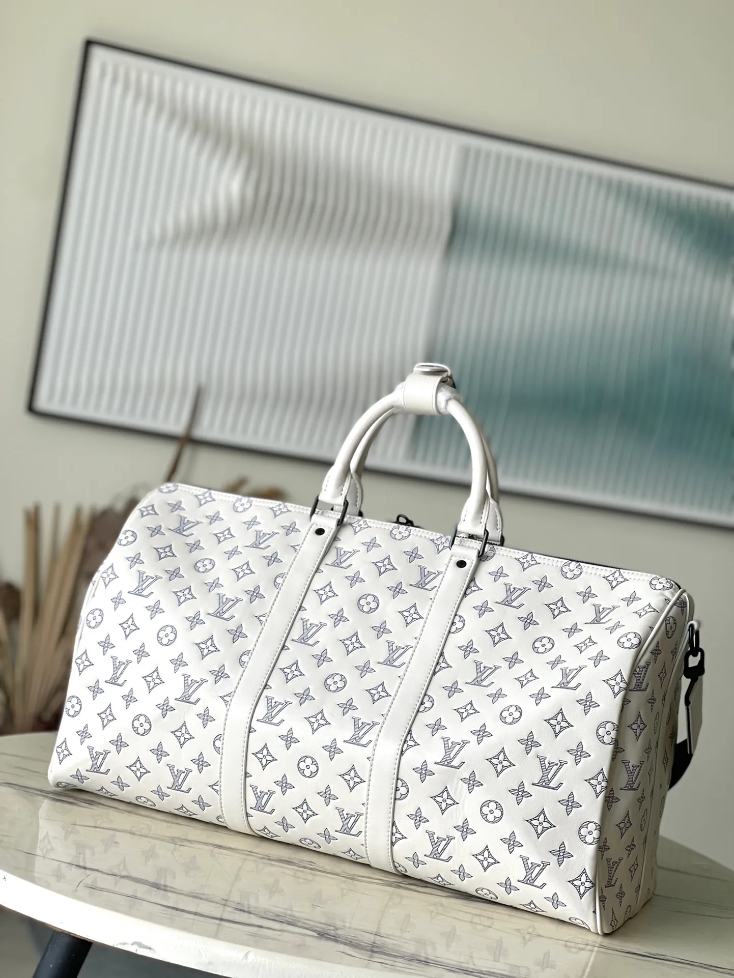 💰1460 (top layer leather) top original order M24954 This Keepall Bandouliere50 travel bag is made of soft Monogram Shadow cow leather, and has been embossed and printed with the Monogram pattern to create a rich visual hierarchy and vitality. The size of your carry-on luggage hides plenty of space. Dimensions: 50 × 29 × 23 cm
