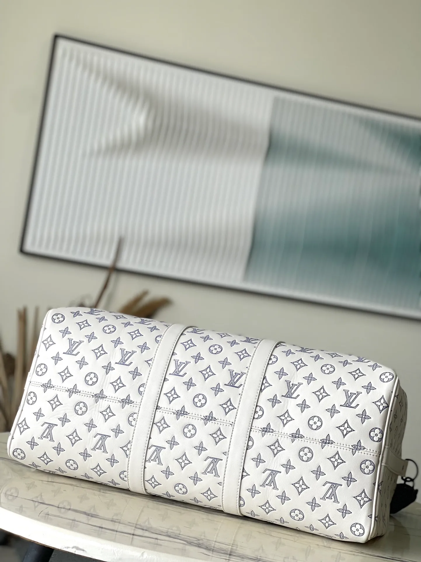 💰1460 (top layer leather) top original order M24954 This Keepall Bandouliere50 travel bag is made of soft Monogram Shadow cow leather, and has been embossed and printed with the Monogram pattern to create a rich visual hierarchy and vitality. The size of your carry-on luggage hides plenty of space. Dimensions: 50 × 29 × 23 cm