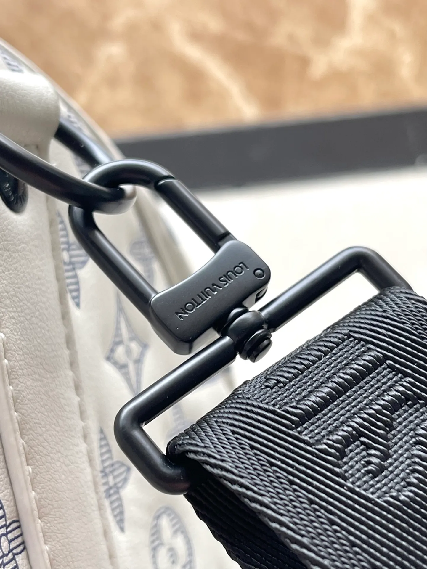 💰1460 (top layer leather) top original order M24954 This Keepall Bandouliere50 travel bag is made of soft Monogram Shadow cow leather, and has been embossed and printed with the Monogram pattern to create a rich visual hierarchy and vitality. The size of your carry-on luggage hides plenty of space. Dimensions: 50 × 29 × 23 cm