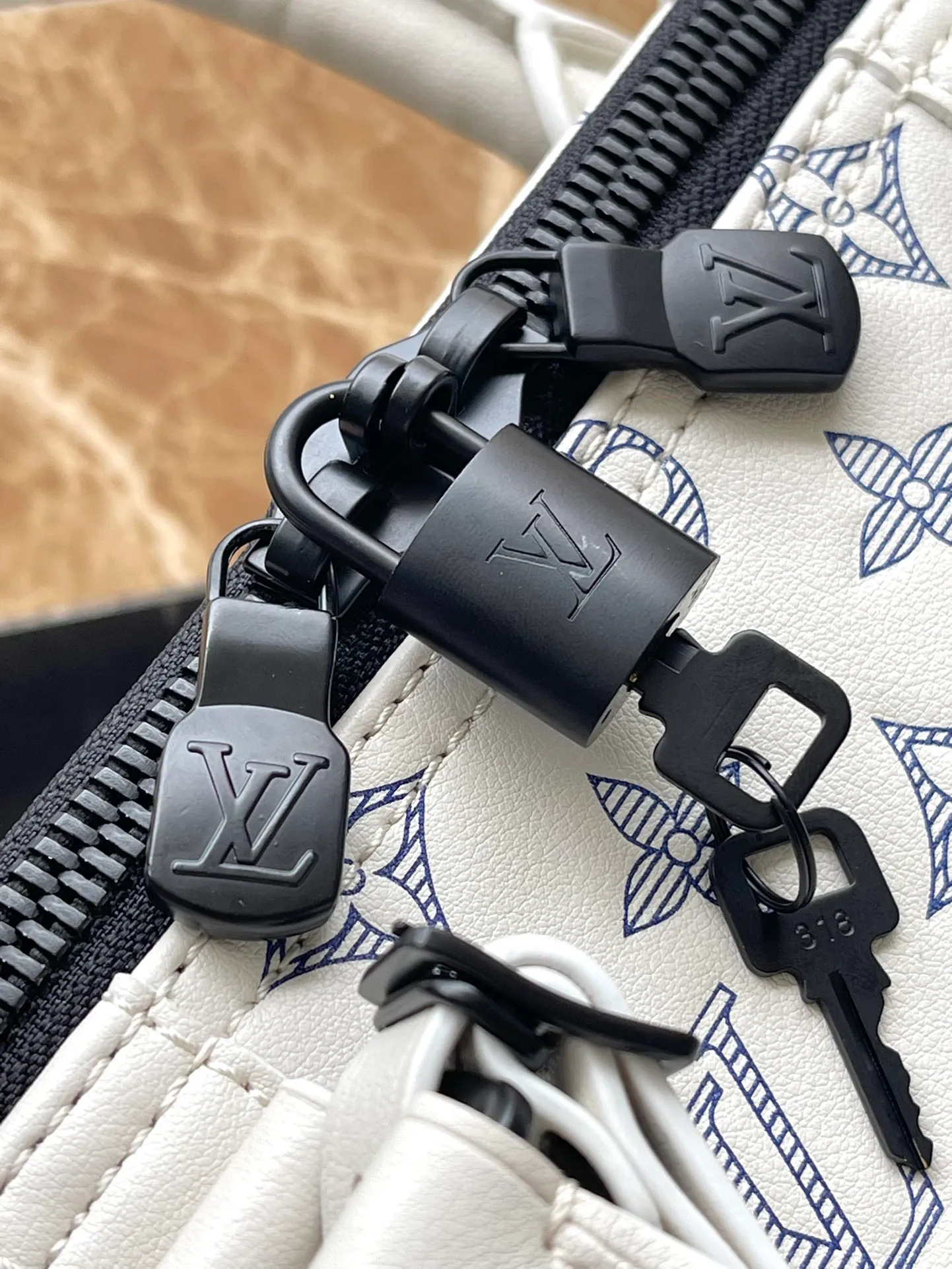 💰1460 (top layer leather) top original order M24954 This Keepall Bandouliere50 travel bag is made of soft Monogram Shadow cow leather, and has been embossed and printed with the Monogram pattern to create a rich visual hierarchy and vitality. The size of your carry-on luggage hides plenty of space. Dimensions: 50 × 29 × 23 cm