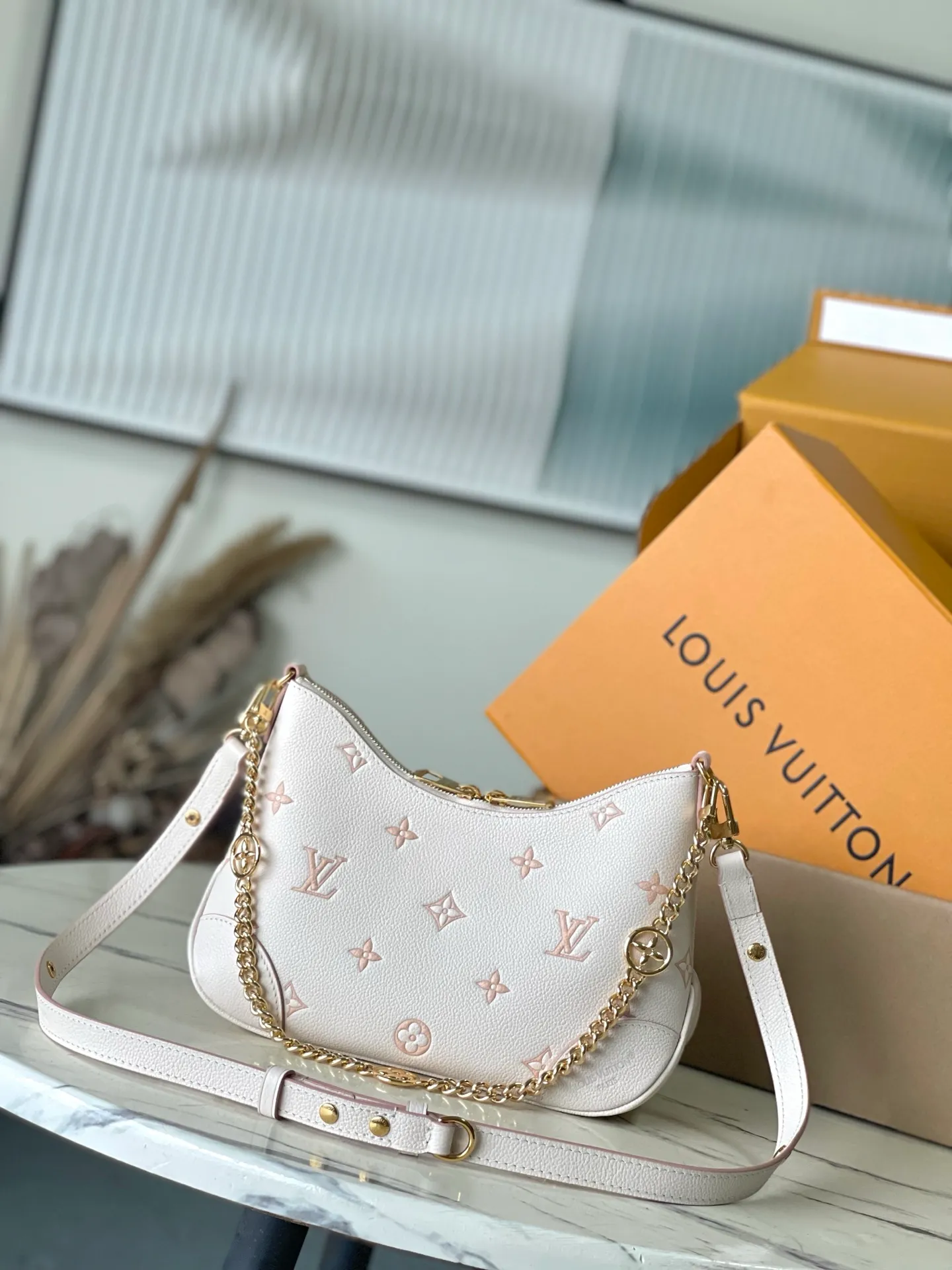 💰1060 (top layer leather) top original order M14634 This Boulogne handbag reinterprets the classic Monogram Empreinte leather with the same color aesthetic, and injects elegant luster with the detachable chain and LV floral decoration. The smart structure allows for a variety of carrying methods, and the inner patch pocket can easily store a smartphone. Dimensions: 29 × 16 × 9.5 cm