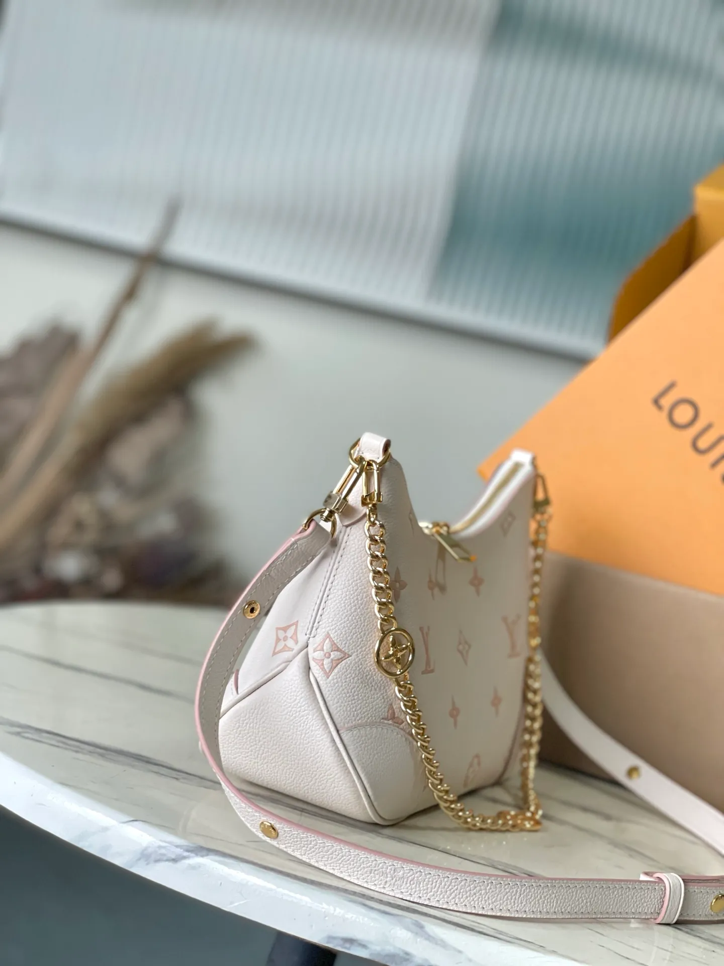 💰1060 (top layer leather) top original order M14634 This Boulogne handbag reinterprets the classic Monogram Empreinte leather with the same color aesthetic, and injects elegant luster with the detachable chain and LV floral decoration. The smart structure allows for a variety of carrying methods, and the inner patch pocket can easily store a smartphone. Dimensions: 29 × 16 × 9.5 cm