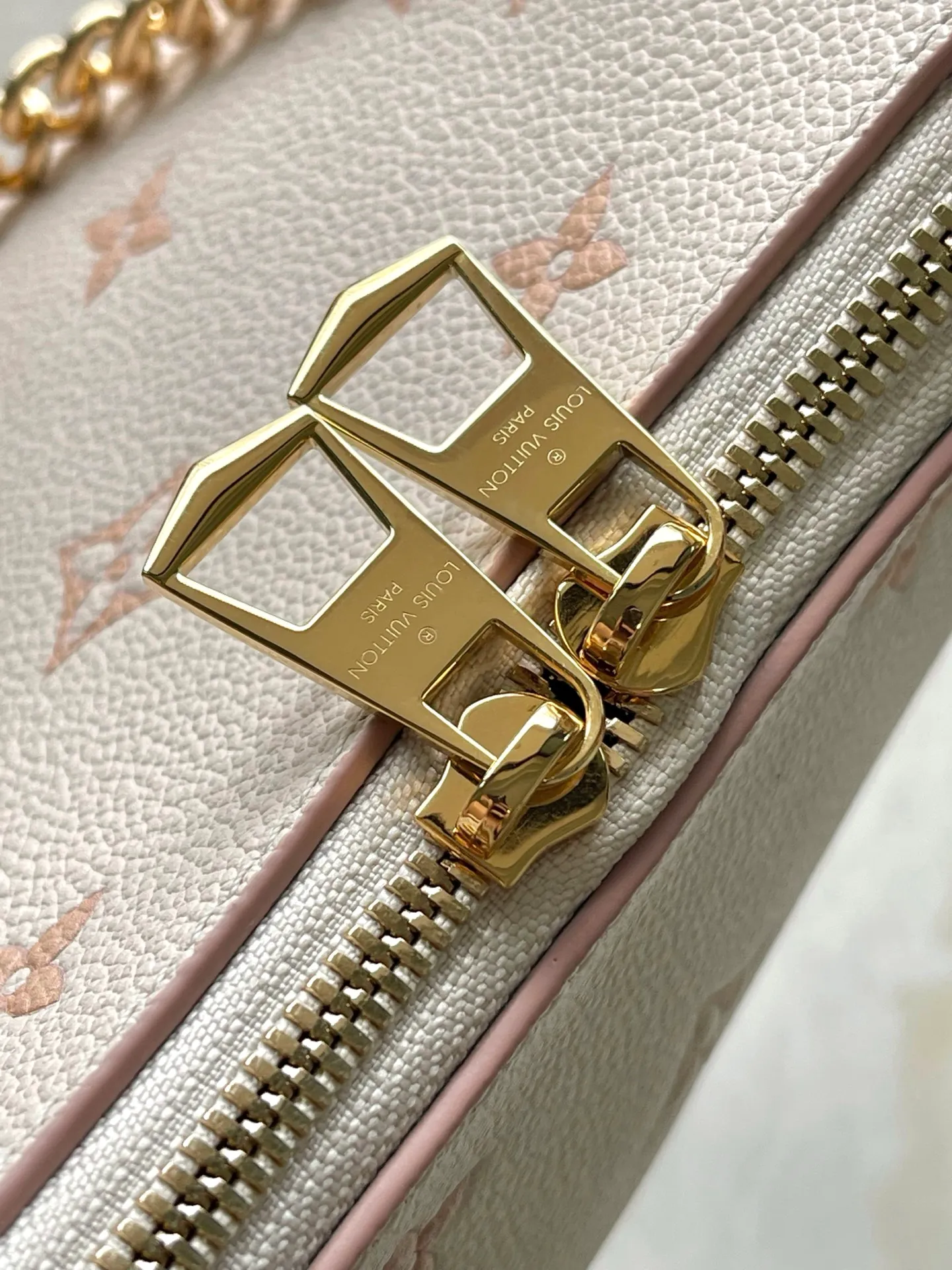 💰1060 (top layer leather) top original order M14634 This Boulogne handbag reinterprets the classic Monogram Empreinte leather with the same color aesthetic, and injects elegant luster with the detachable chain and LV floral decoration. The smart structure allows for a variety of carrying methods, and the inner patch pocket can easily store a smartphone. Dimensions: 29 × 16 × 9.5 cm