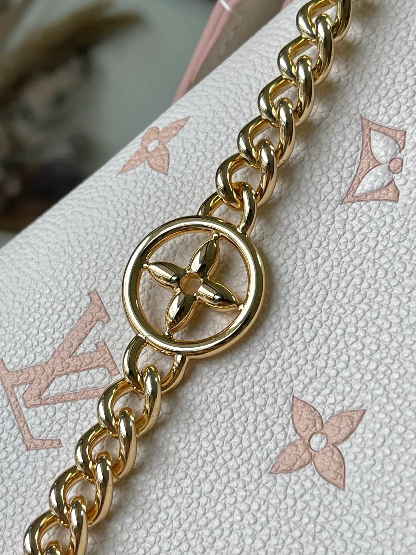 💰1060 (top layer leather) top original order M14634 This Boulogne handbag reinterprets the classic Monogram Empreinte leather with the same color aesthetic, and injects elegant luster with the detachable chain and LV floral decoration. The smart structure allows for a variety of carrying methods, and the inner patch pocket can easily store a smartphone. Dimensions: 29 × 16 × 9.5 cm