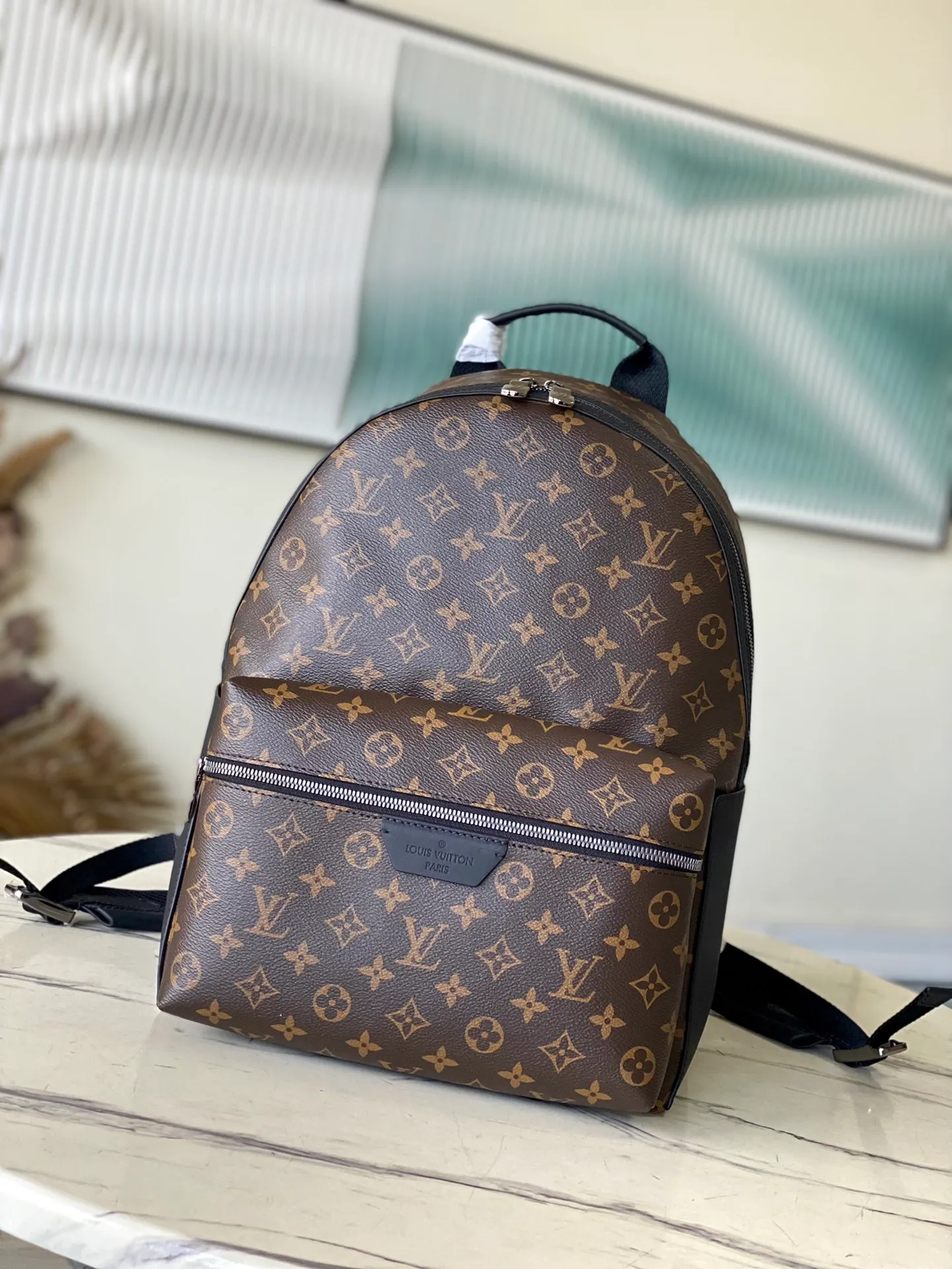 💰960 Top Original M22558 Presbyopia This Discovery small backpack is made of Monogram Eclipse canvas and continues its flexible functionality in a more compact configuration. Exterior pockets, zippered front pockets, and open side pockets provide easy access, while interior pockets keep things organized. Dimensions: 29 x 38 x 20 cm