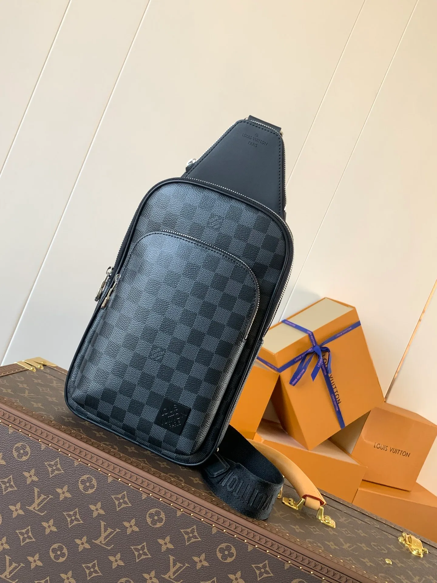 💰860 Top-quality original transcoding chip. Style number: M45302 black grid. This Avenue shoulder bag is made of Damier Graphite canvas and is embellished with a Louis Vuitton Paris logo leather patch on the front outer pocket. The adjustable nylon shoulder straps can be fixed on the left and right sides with D-rings, while the canvas straps and lining are sustainable. Damier Graphite coated canvas - Calfskin trim - Textile lining - Square hardware on the front - Main compartment - Zip front pocket - Small top zip pocket - Shoulder strap, non-detachable, adjustable! Size:20x31x7CM