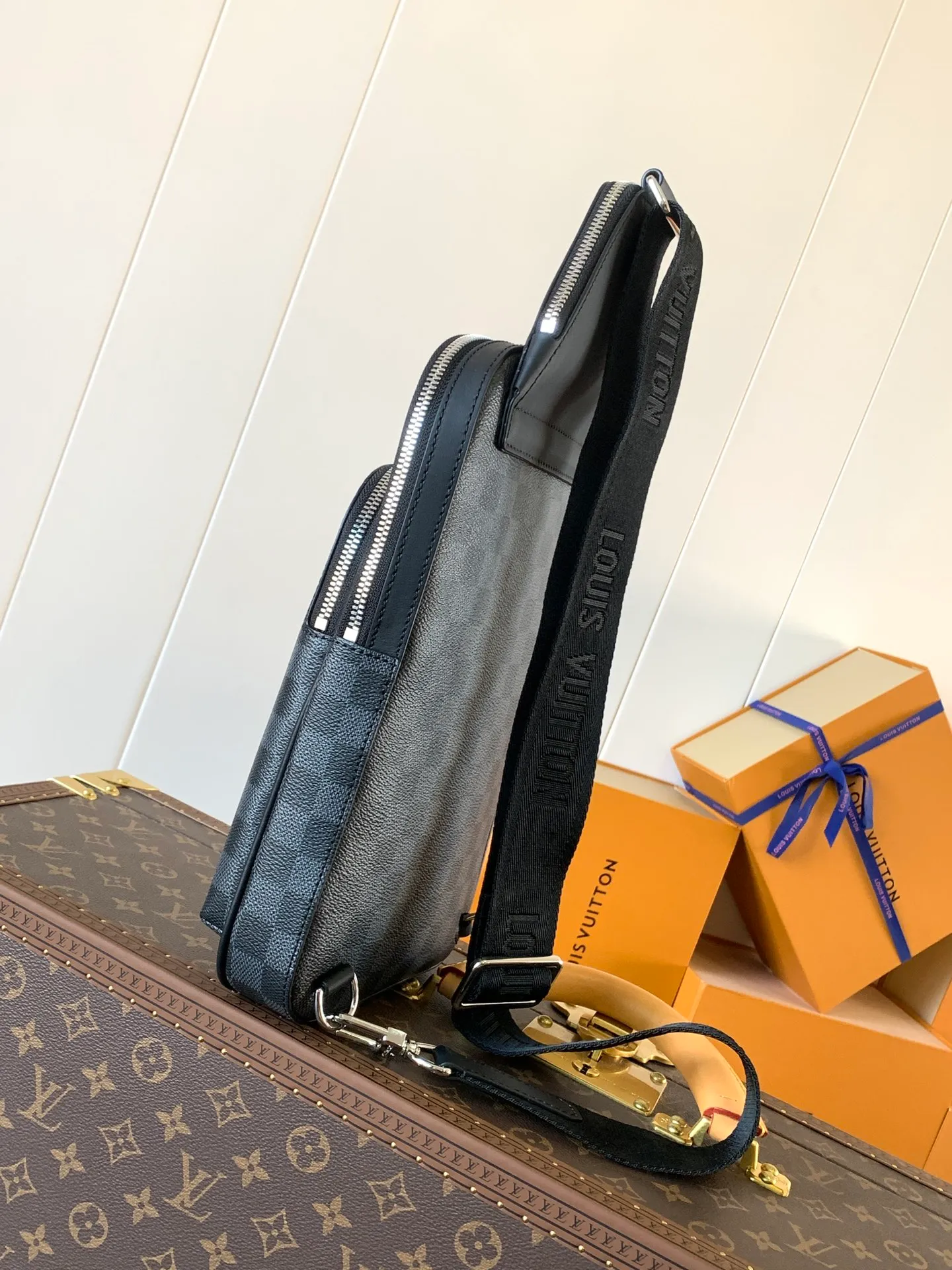 💰860 Top-quality original transcoding chip. Style number: M45302 black grid. This Avenue shoulder bag is made of Damier Graphite canvas and is embellished with a Louis Vuitton Paris logo leather patch on the front outer pocket. The adjustable nylon shoulder straps can be fixed on the left and right sides with D-rings, while the canvas straps and lining are sustainable. Damier Graphite coated canvas - Calfskin trim - Textile lining - Square hardware on the front - Main compartment - Zip front pocket - Small top zip pocket - Shoulder strap, non-detachable, adjustable! Size:20x31x7CM