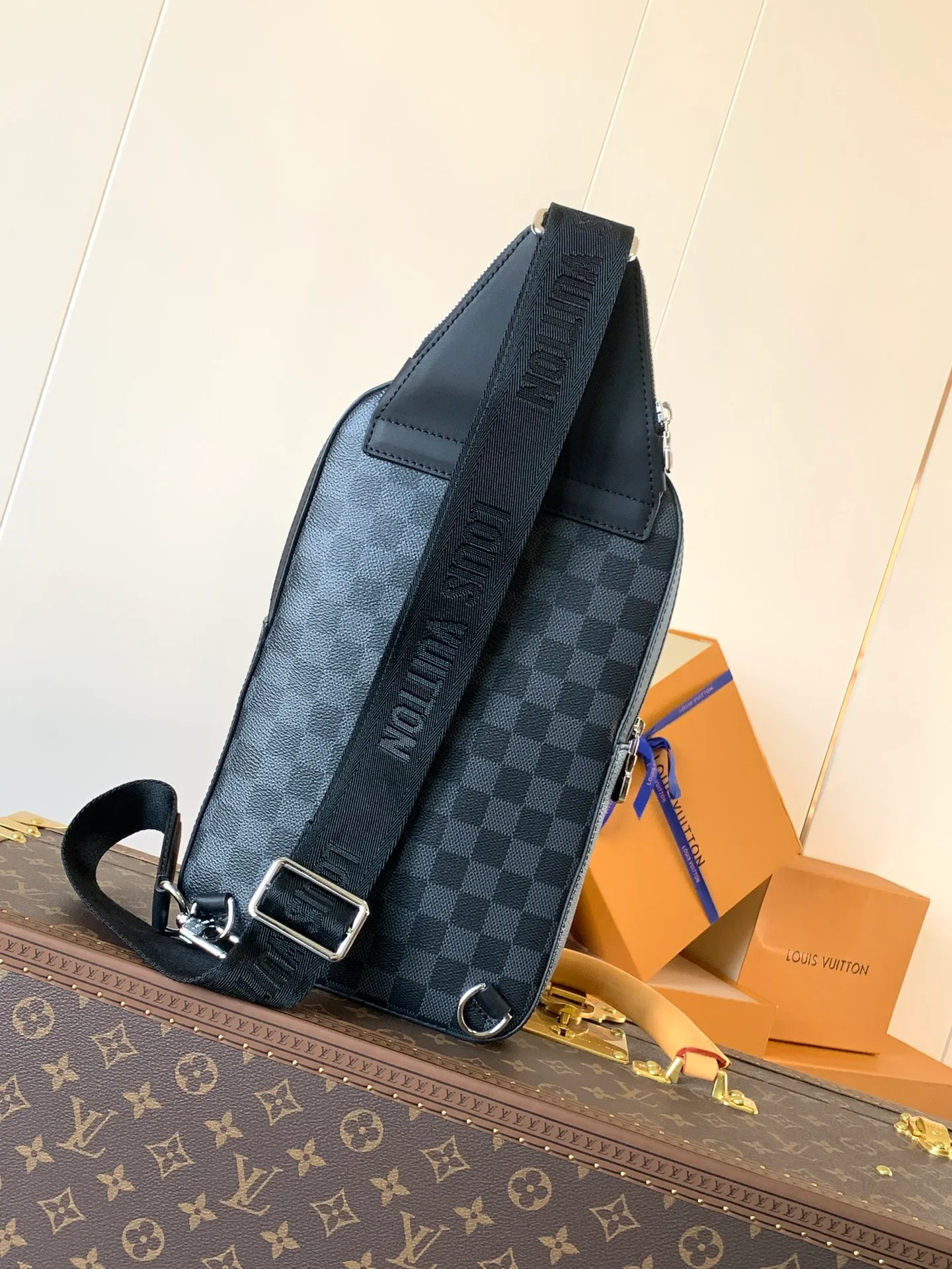 💰860 Top-quality original transcoding chip. Style number: M45302 black grid. This Avenue shoulder bag is made of Damier Graphite canvas and is embellished with a Louis Vuitton Paris logo leather patch on the front outer pocket. The adjustable nylon shoulder straps can be fixed on the left and right sides with D-rings, while the canvas straps and lining are sustainable. Damier Graphite coated canvas - Calfskin trim - Textile lining - Square hardware on the front - Main compartment - Zip front pocket - Small top zip pocket - Shoulder strap, non-detachable, adjustable! Size:20x31x7CM
