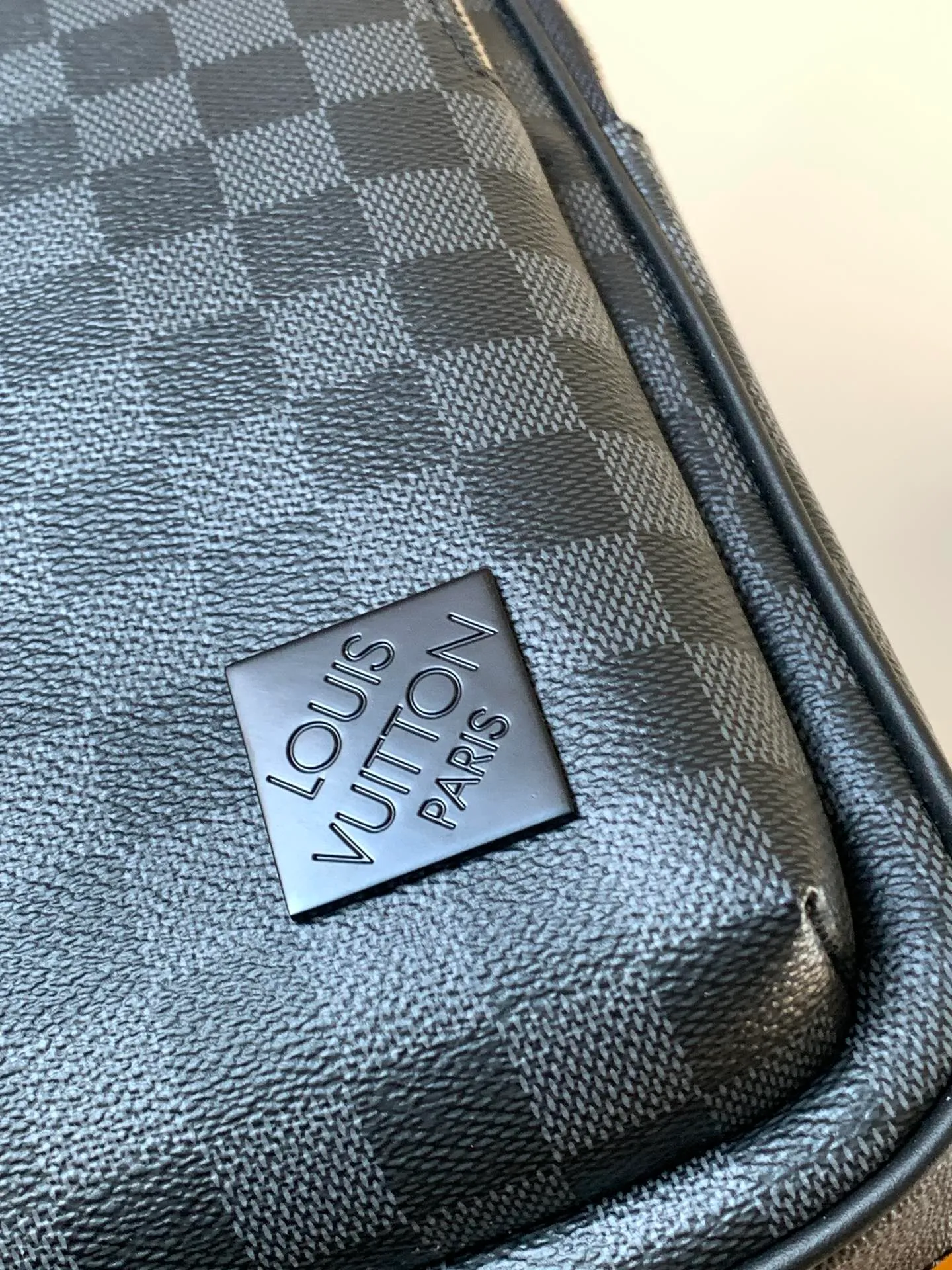 💰860 Top-quality original transcoding chip. Style number: M45302 black grid. This Avenue shoulder bag is made of Damier Graphite canvas and is embellished with a Louis Vuitton Paris logo leather patch on the front outer pocket. The adjustable nylon shoulder straps can be fixed on the left and right sides with D-rings, while the canvas straps and lining are sustainable. Damier Graphite coated canvas - Calfskin trim - Textile lining - Square hardware on the front - Main compartment - Zip front pocket - Small top zip pocket - Shoulder strap, non-detachable, adjustable! Size:20x31x7CM
