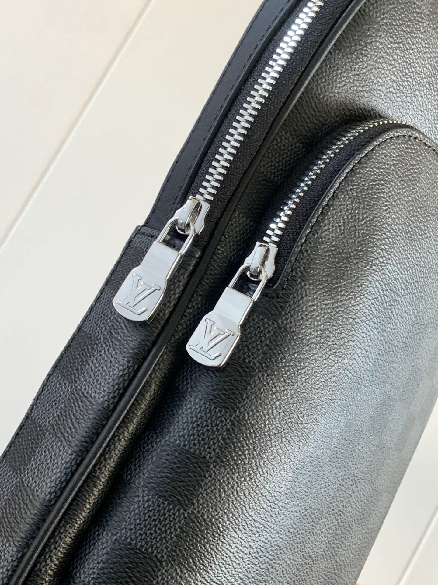 💰860 Top-quality original transcoding chip. Style number: M45302 black grid. This Avenue shoulder bag is made of Damier Graphite canvas and is embellished with a Louis Vuitton Paris logo leather patch on the front outer pocket. The adjustable nylon shoulder straps can be fixed on the left and right sides with D-rings, while the canvas straps and lining are sustainable. Damier Graphite coated canvas - Calfskin trim - Textile lining - Square hardware on the front - Main compartment - Zip front pocket - Small top zip pocket - Shoulder strap, non-detachable, adjustable! Size:20x31x7CM