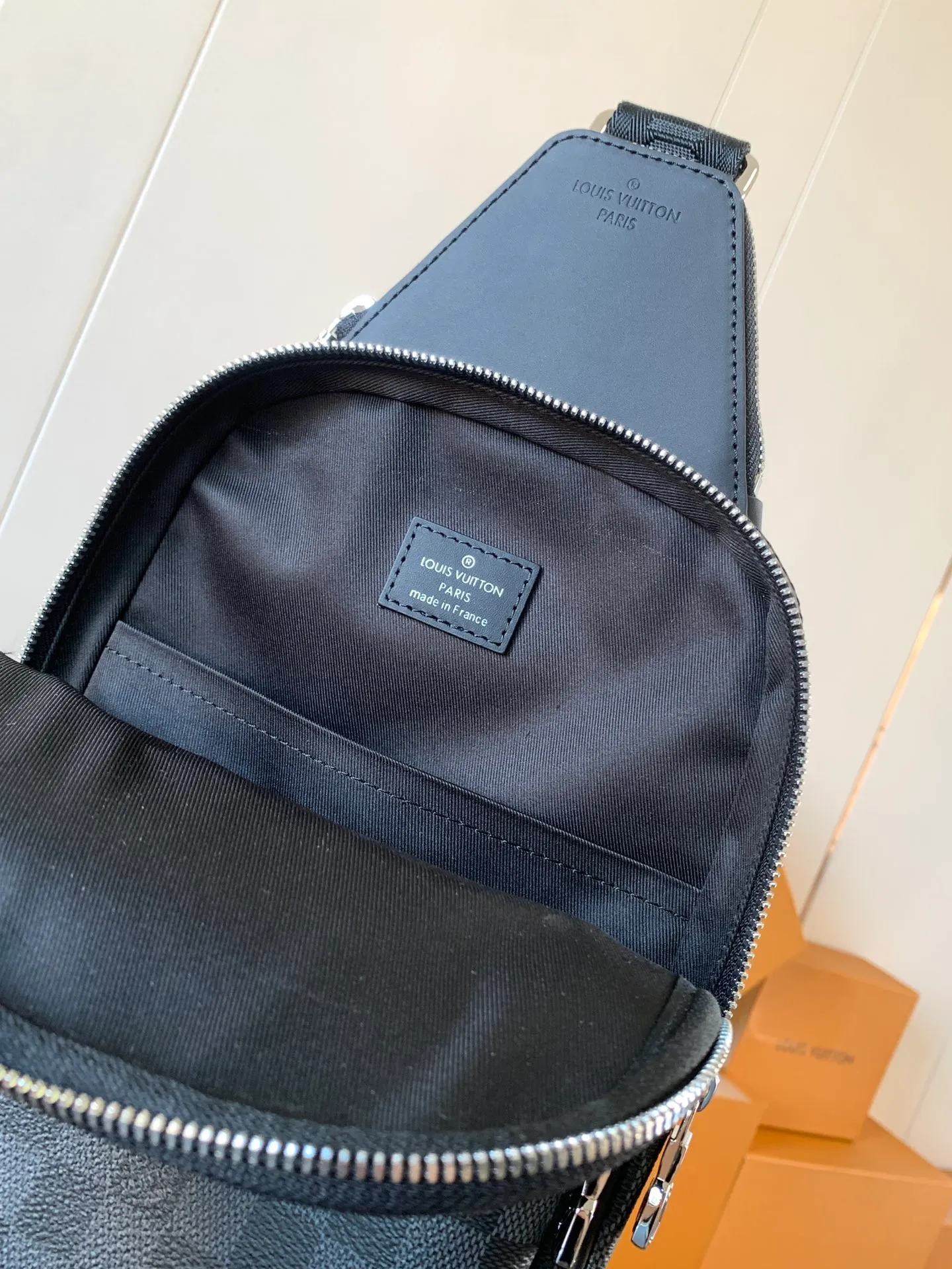 💰860 Top-quality original transcoding chip. Style number: M45302 black grid. This Avenue shoulder bag is made of Damier Graphite canvas and is embellished with a Louis Vuitton Paris logo leather patch on the front outer pocket. The adjustable nylon shoulder straps can be fixed on the left and right sides with D-rings, while the canvas straps and lining are sustainable. Damier Graphite coated canvas - Calfskin trim - Textile lining - Square hardware on the front - Main compartment - Zip front pocket - Small top zip pocket - Shoulder strap, non-detachable, adjustable! Size:20x31x7CM