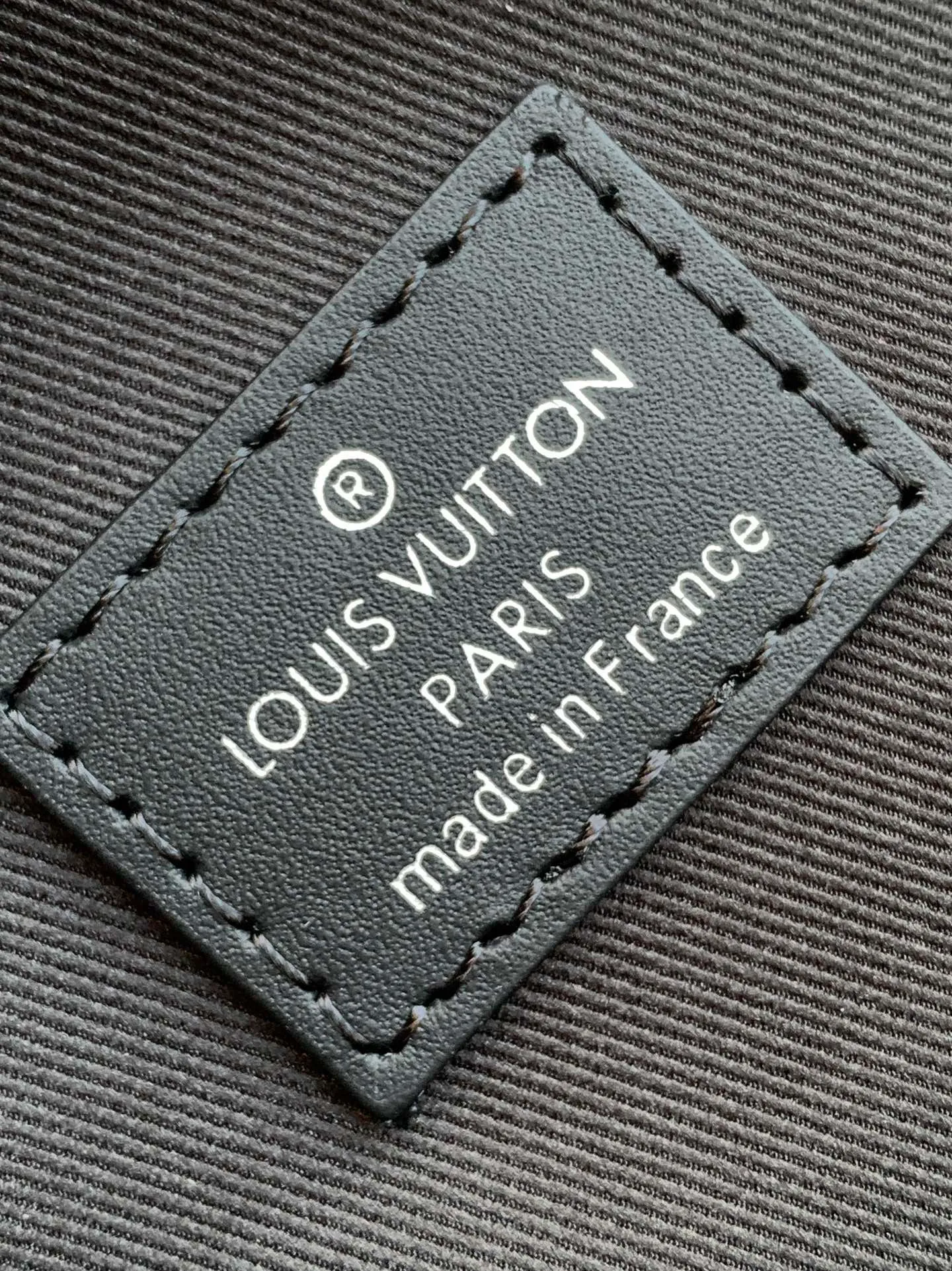 💰860 Top-quality original transcoding chip. Style number: M45302 black grid. This Avenue shoulder bag is made of Damier Graphite canvas and is embellished with a Louis Vuitton Paris logo leather patch on the front outer pocket. The adjustable nylon shoulder straps can be fixed on the left and right sides with D-rings, while the canvas straps and lining are sustainable. Damier Graphite coated canvas - Calfskin trim - Textile lining - Square hardware on the front - Main compartment - Zip front pocket - Small top zip pocket - Shoulder strap, non-detachable, adjustable! Size:20x31x7CM