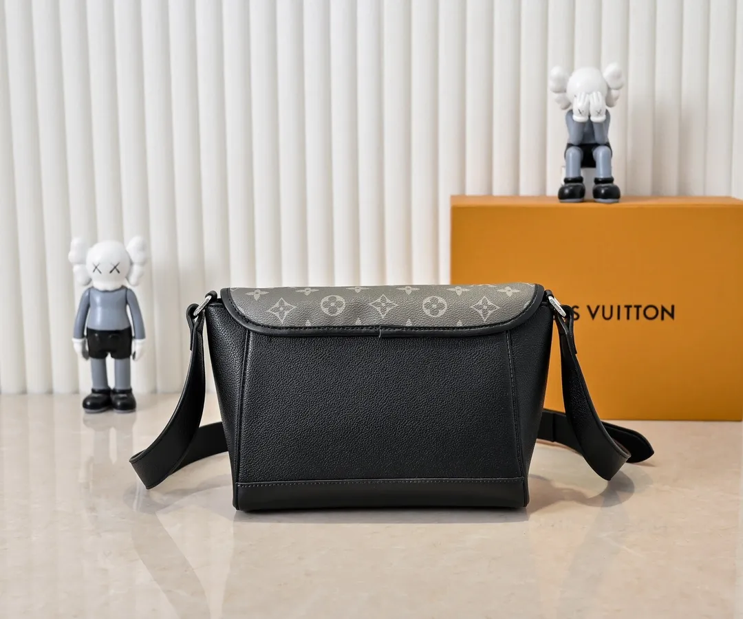 💰240💰Upgraded from the original M12681 M12806 M12636 This Pulse messenger bag is exquisitely constructed with Monogram Eclipse canvas and equipped with a cord zipper puller for the outer pocket on the flap. The magnetic closure makes it easy to access items, and the leather shoulder strap can be adjusted using the side loops, making it ideal for shoulder or cross-body wear. 26.6 x 17.0 x 11.0 cm (length x height x width)