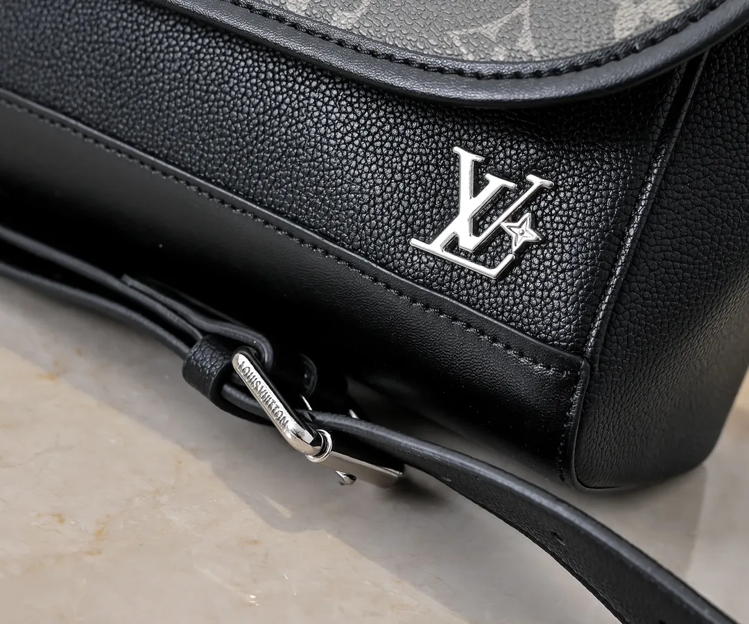 💰240💰Upgraded from the original M12681 M12806 M12636 This Pulse messenger bag is exquisitely constructed with Monogram Eclipse canvas and equipped with a cord zipper puller for the outer pocket on the flap. The magnetic closure makes it easy to access items, and the leather shoulder strap can be adjusted using the side loops, making it ideal for shoulder or cross-body wear. 26.6 x 17.0 x 11.0 cm (length x height x width)