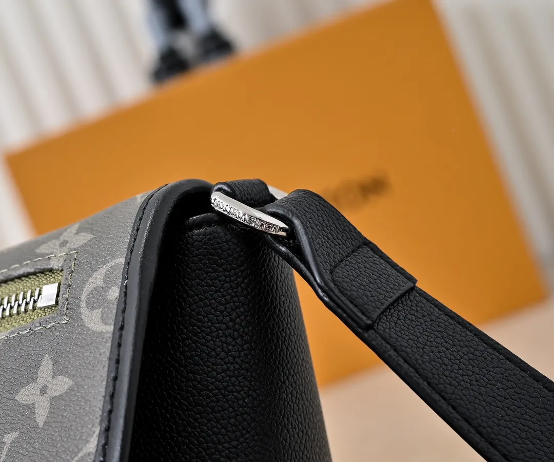 💰240💰Upgraded from the original M12681 M12806 M12636 This Pulse messenger bag is exquisitely constructed with Monogram Eclipse canvas and equipped with a cord zipper puller for the outer pocket on the flap. The magnetic closure makes it easy to access items, and the leather shoulder strap can be adjusted using the side loops, making it ideal for shoulder or cross-body wear. 26.6 x 17.0 x 11.0 cm (length x height x width)
