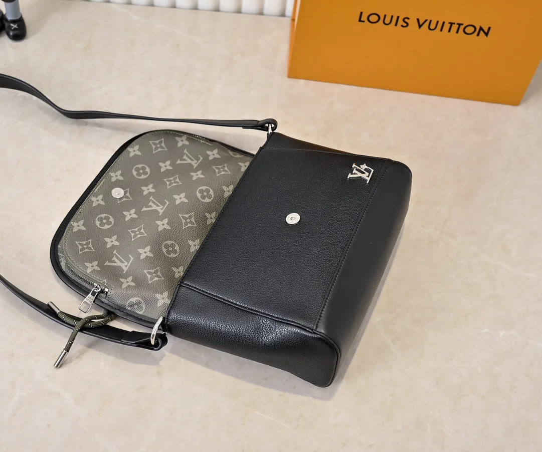 💰240💰Upgraded from the original M12681 M12806 M12636 This Pulse messenger bag is exquisitely constructed with Monogram Eclipse canvas and equipped with a cord zipper puller for the outer pocket on the flap. The magnetic closure makes it easy to access items, and the leather shoulder strap can be adjusted using the side loops, making it ideal for shoulder or cross-body wear. 26.6 x 17.0 x 11.0 cm (length x height x width)